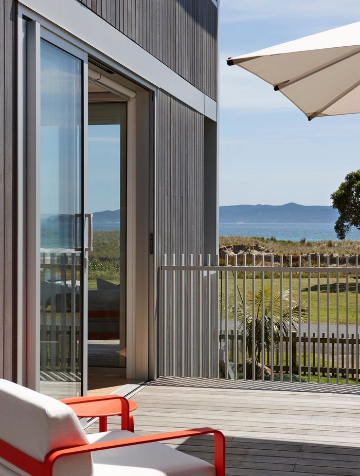 Slatted balustrades were chosen instead of glass. “It just has a nice vertical play,” says Eva. Adds Kate: “When you have glass by the ocean, you get sea salt on it the entire time and you’re constantly trying to clean it.”
