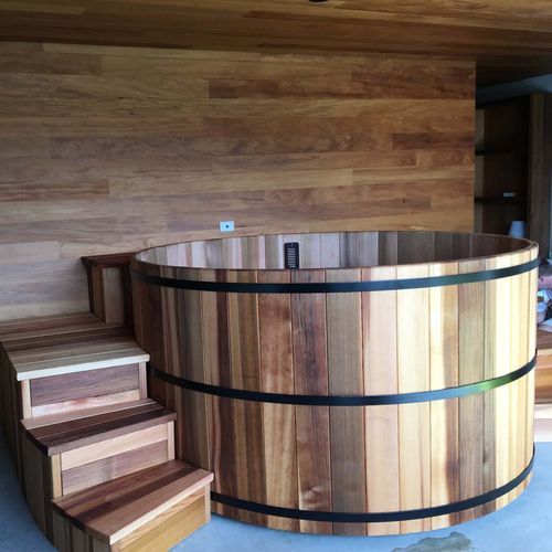 7 Foot Cedar Hot Tub with Stairs