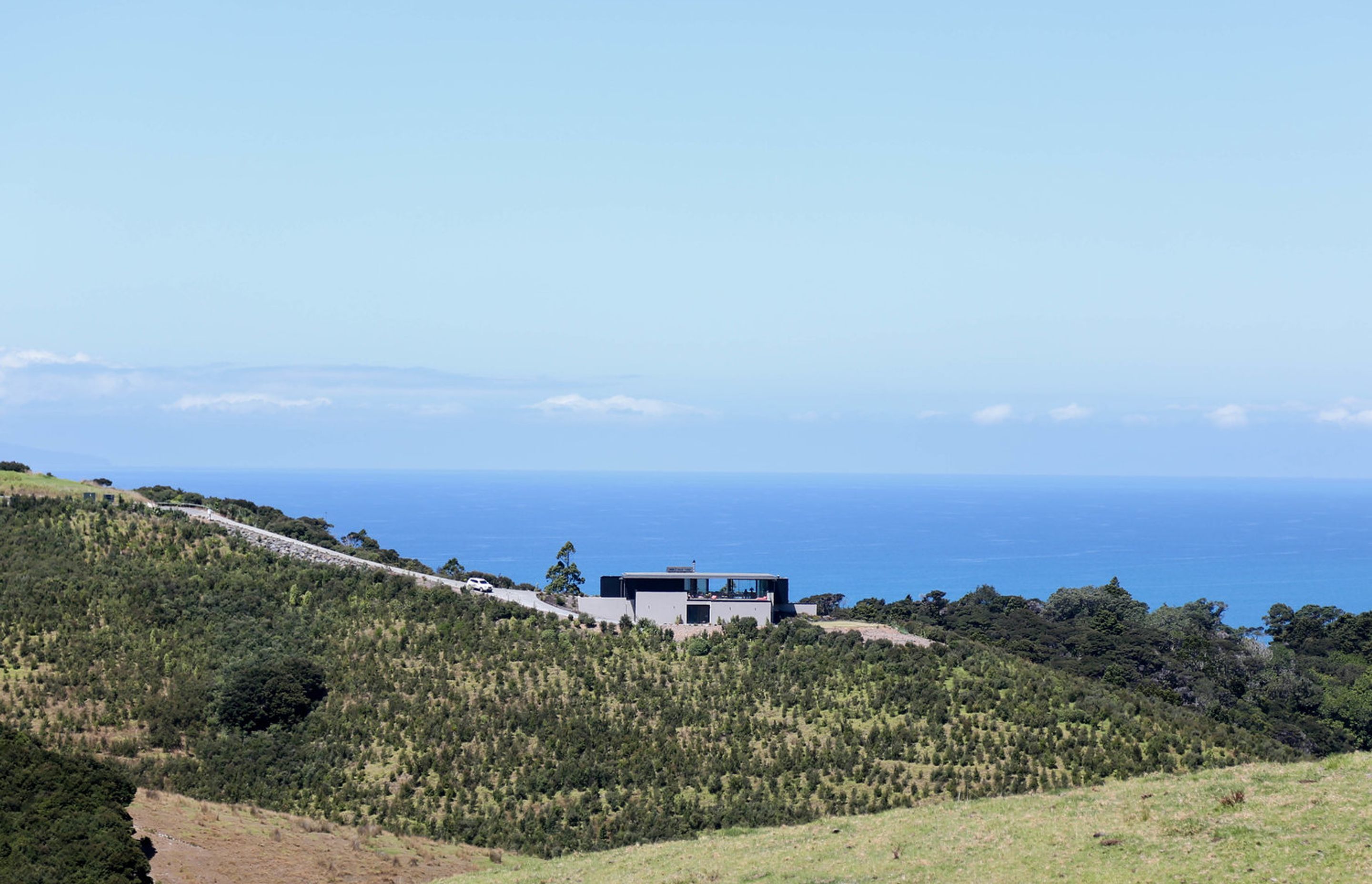Situated within former agricultural land undergoing revegetation, Breamtail House enjoys north-western views of the ocean and Mangawhai can be seen from the top of the driveway.