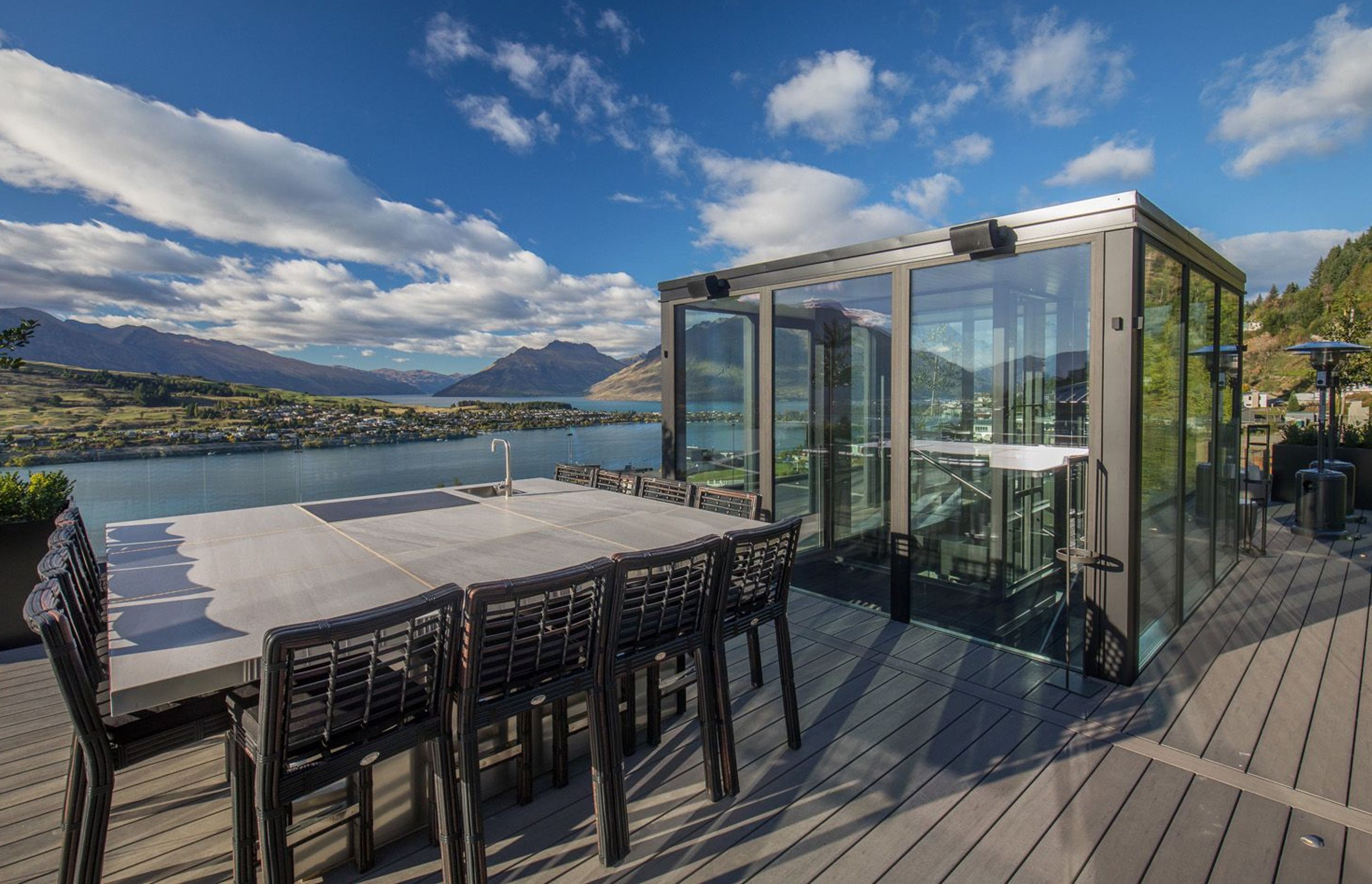 On the rooftop, a teppanyaki bar for 12 people enjoys views over the lake, accessed from the stair and lift shaft that acts like a lightwell, drawing sunlight into the core of the home.