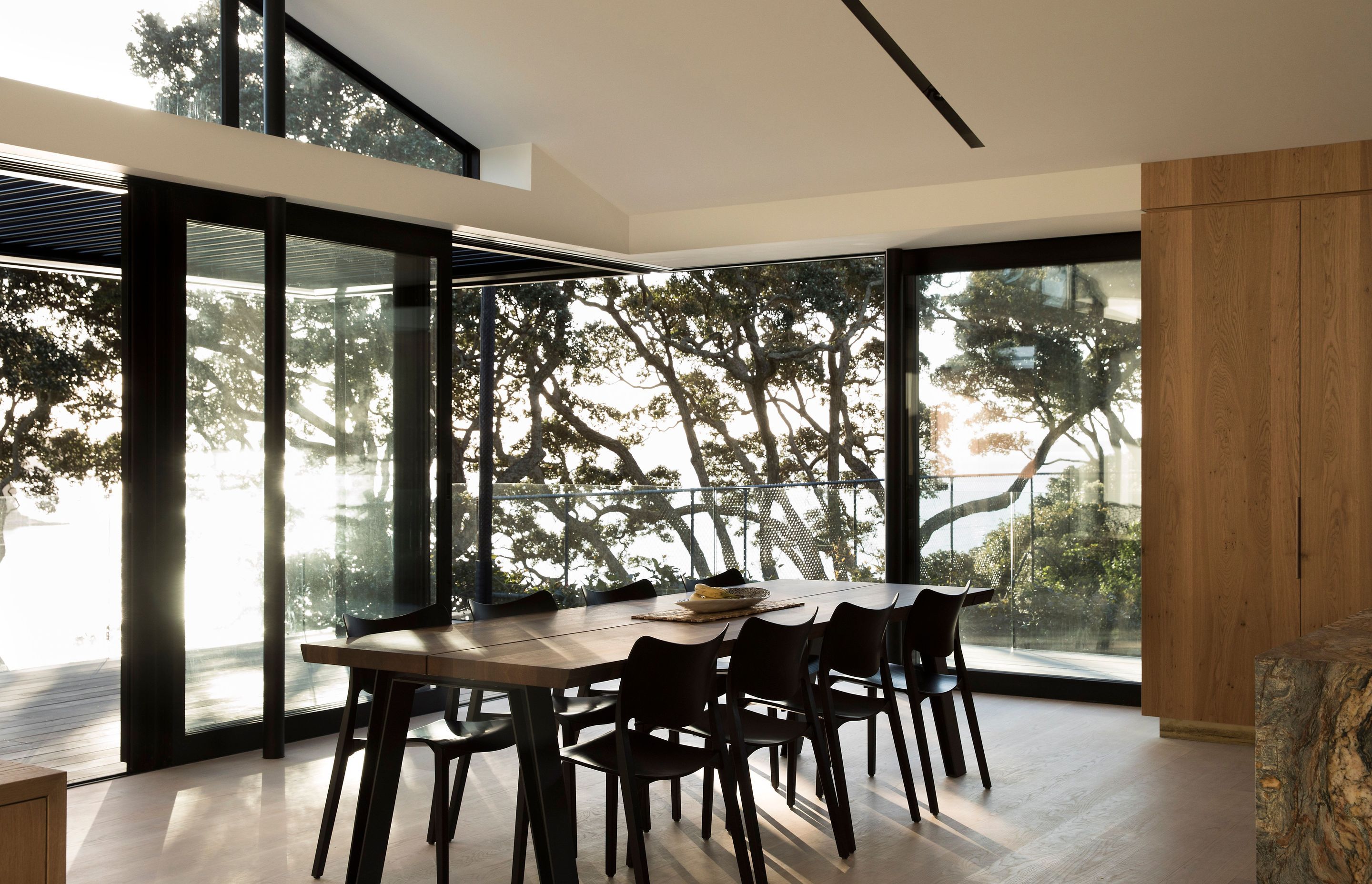 The dining area captures the light from the north-west and as it tracks across the sky during the day, casting beautiful shadows into the interior.