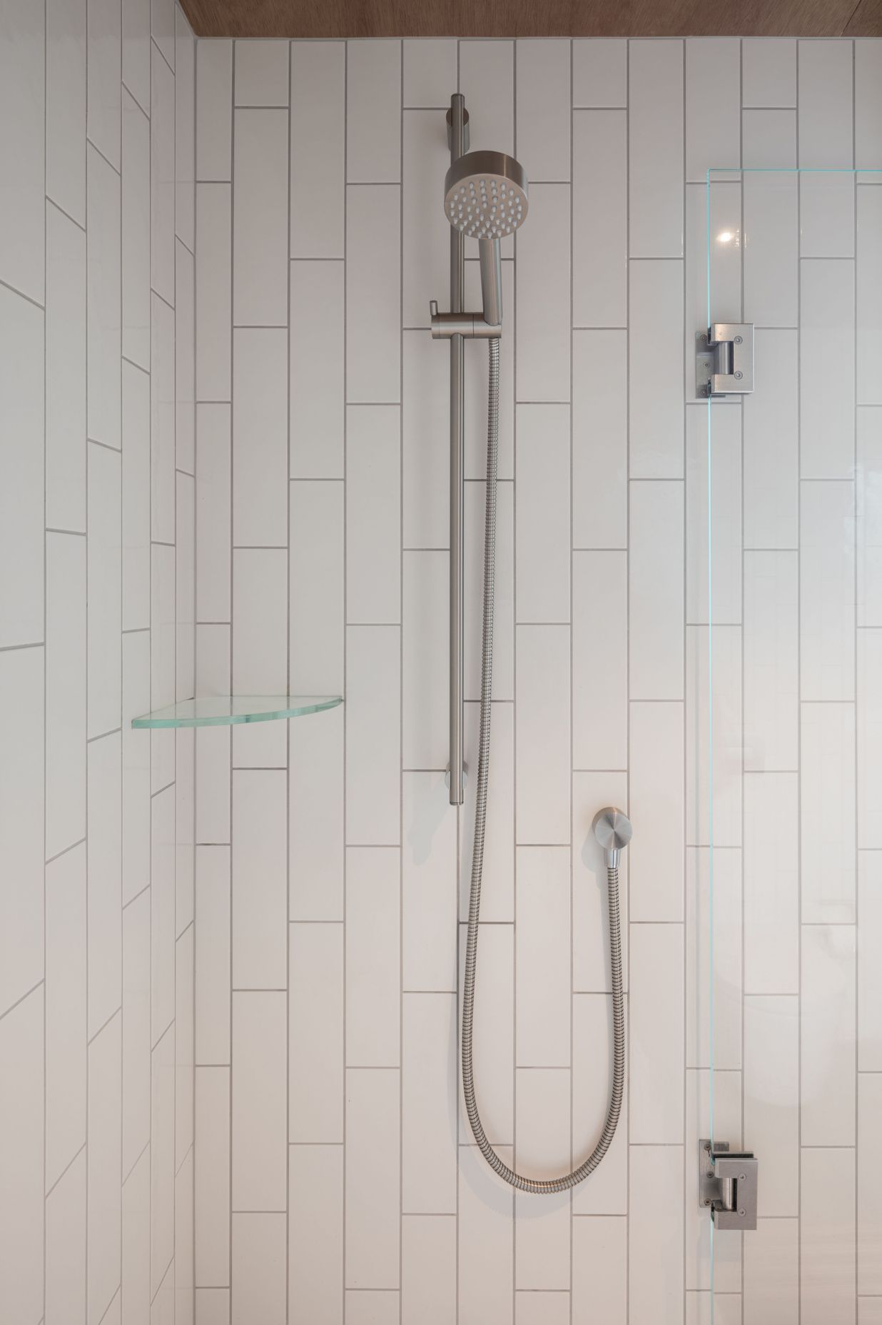 Main Bathroom - 21 Shower Slide &amp; Head w/ 207 Outlet