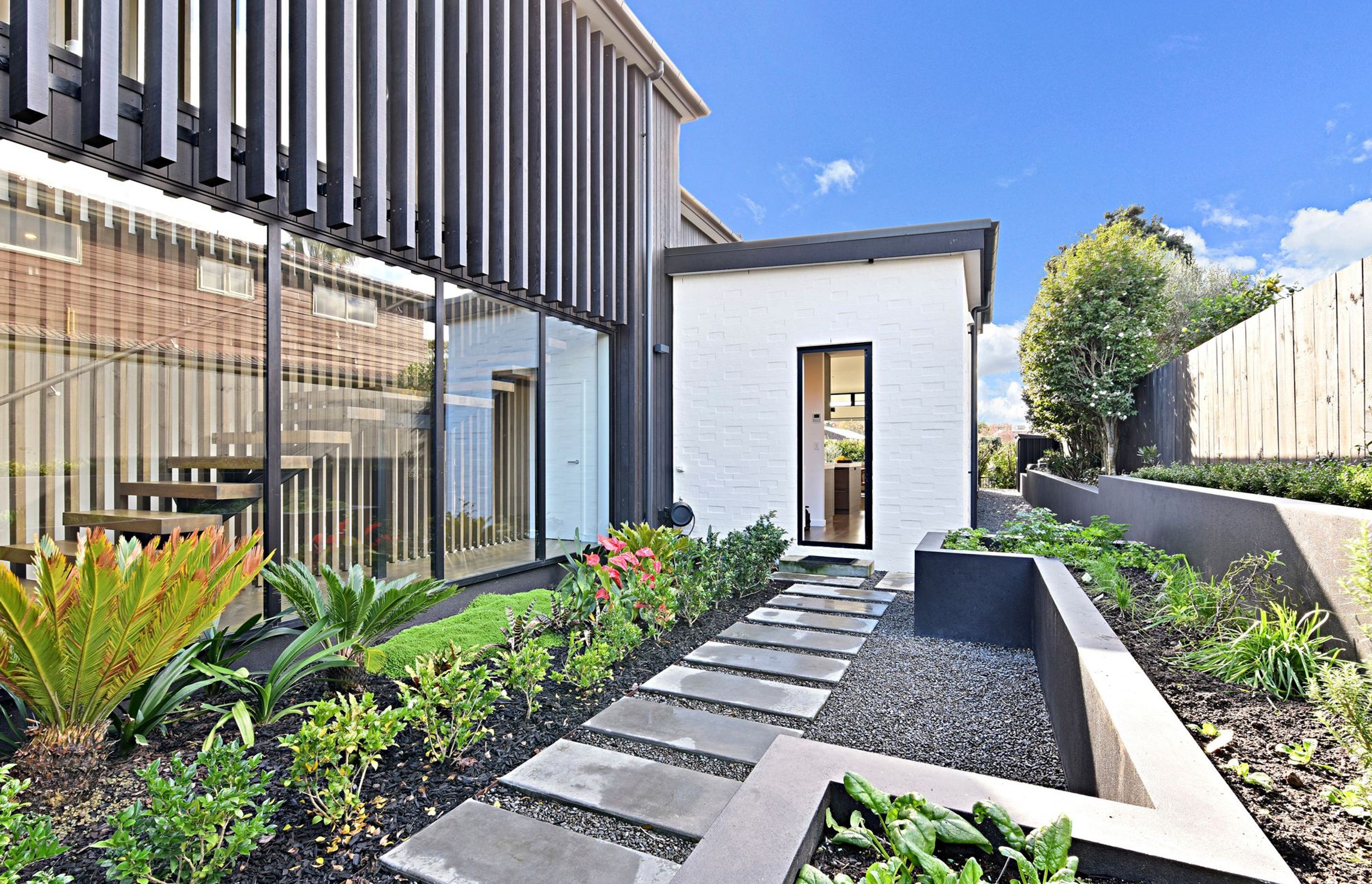 Windows on all sides welcome in every ounce of natural light the property has to offer. Soaking in the sun, you can’t help but feel lucky to be in this heavenly space; a hideaway in the clustered suburbs of Auckland City.