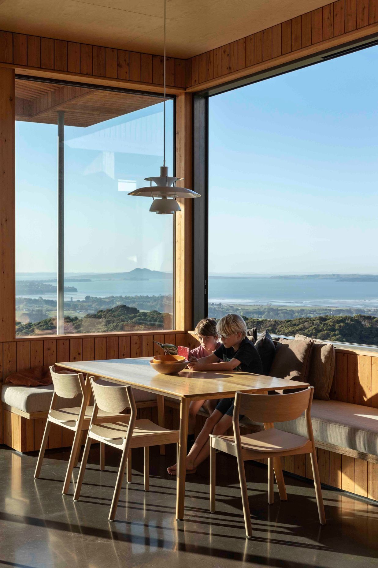 From the kitchen table, panoramic views of the coastline can be enjoyed.