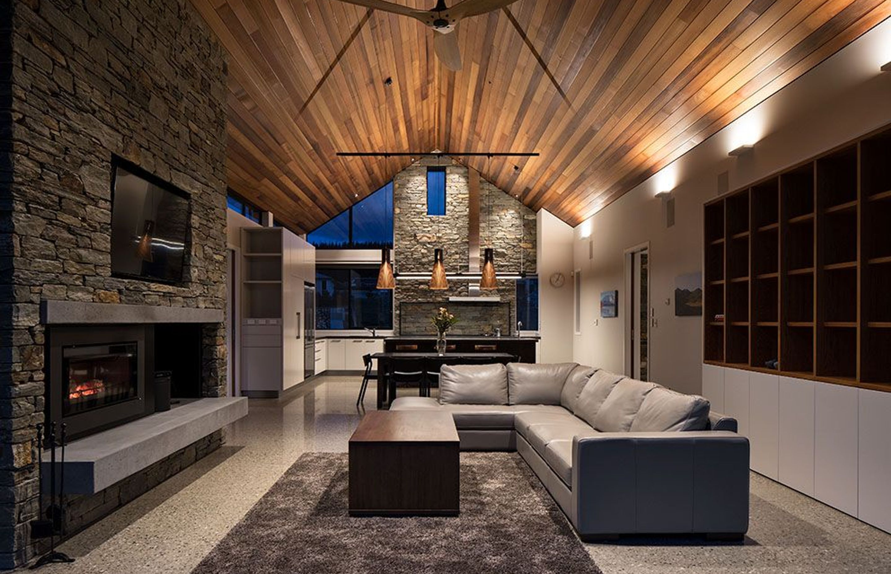 The lofty roof form of the central pavilion accentuates the mountain views and gives a sense of volume to this open-plan living area.