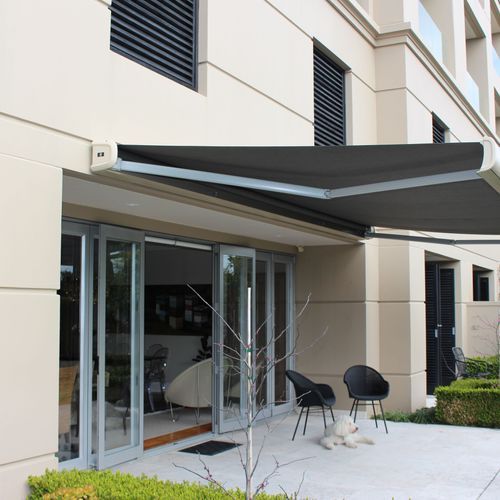 Soleia™ Retractable Box Awning