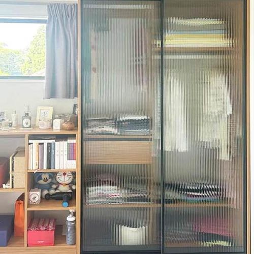 Narrow Reeded Clear Toughened Glass Sliding Door With Double Tracks