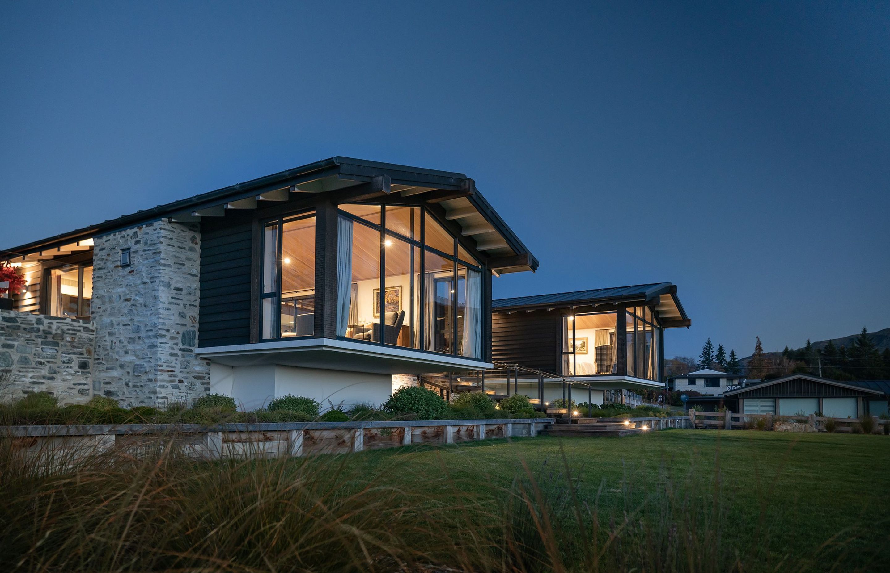 The cantilevered floor element extends the home into the environment, bringing the lake view very much to the fore.