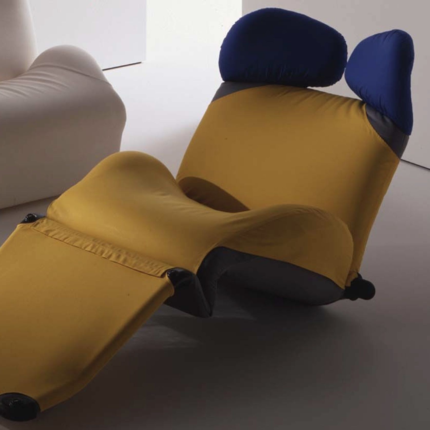 Wink Chaise Lounge by Cassina gallery detail image