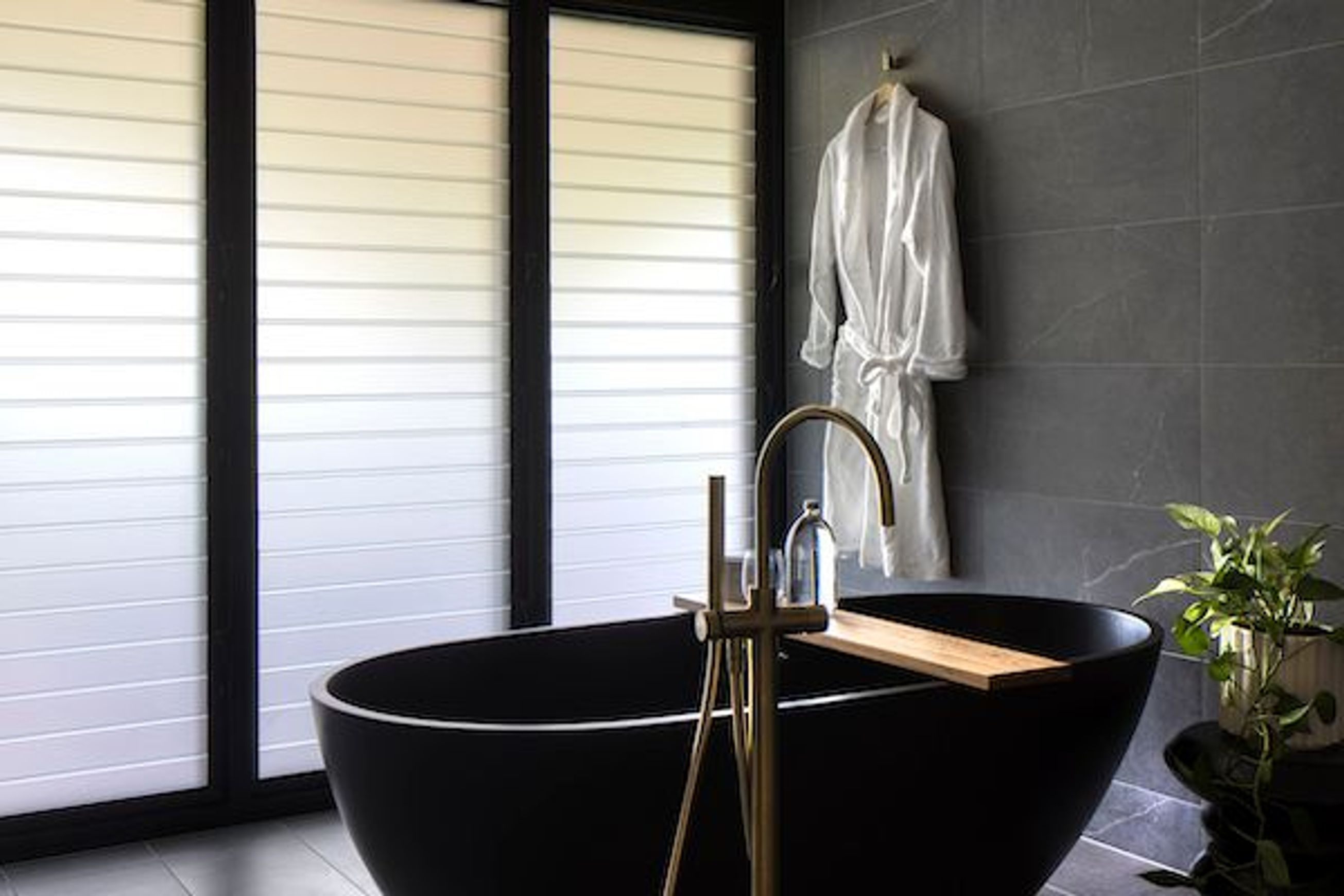B003 Large Black Hugi Bath 1780mm