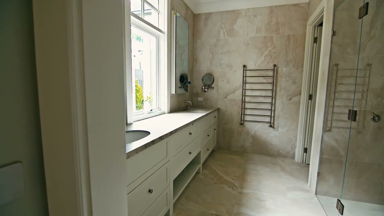 Architect: David Liddiard and Associates. Interior Design: Justin Bishop Interior Design. Builder: Built By Manor