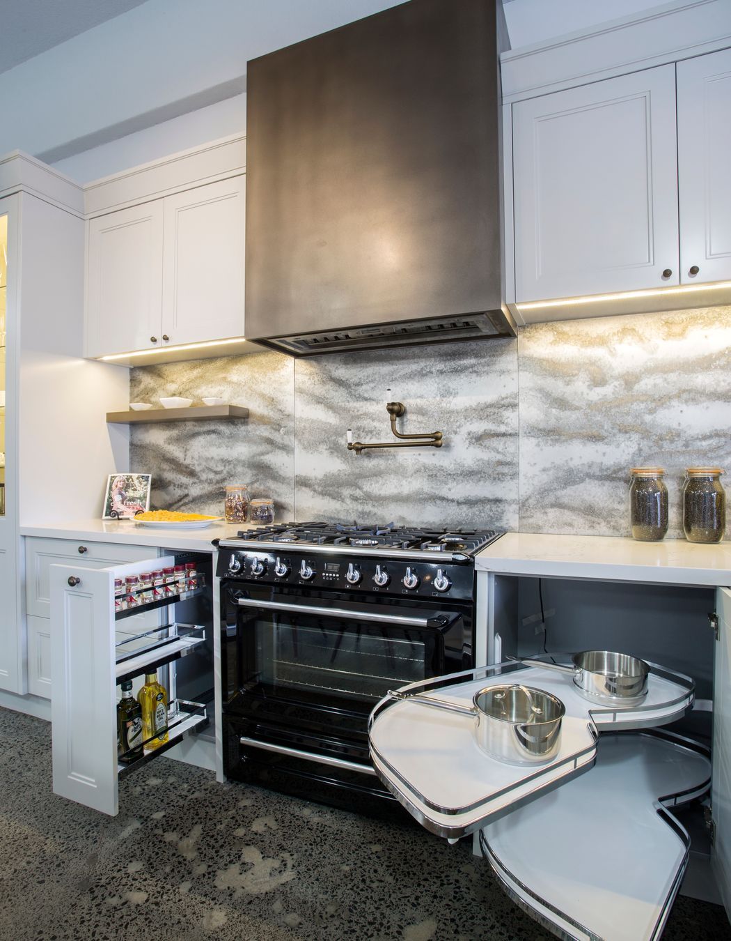 Traditional Studio Kitchen by Sue Gillbanks