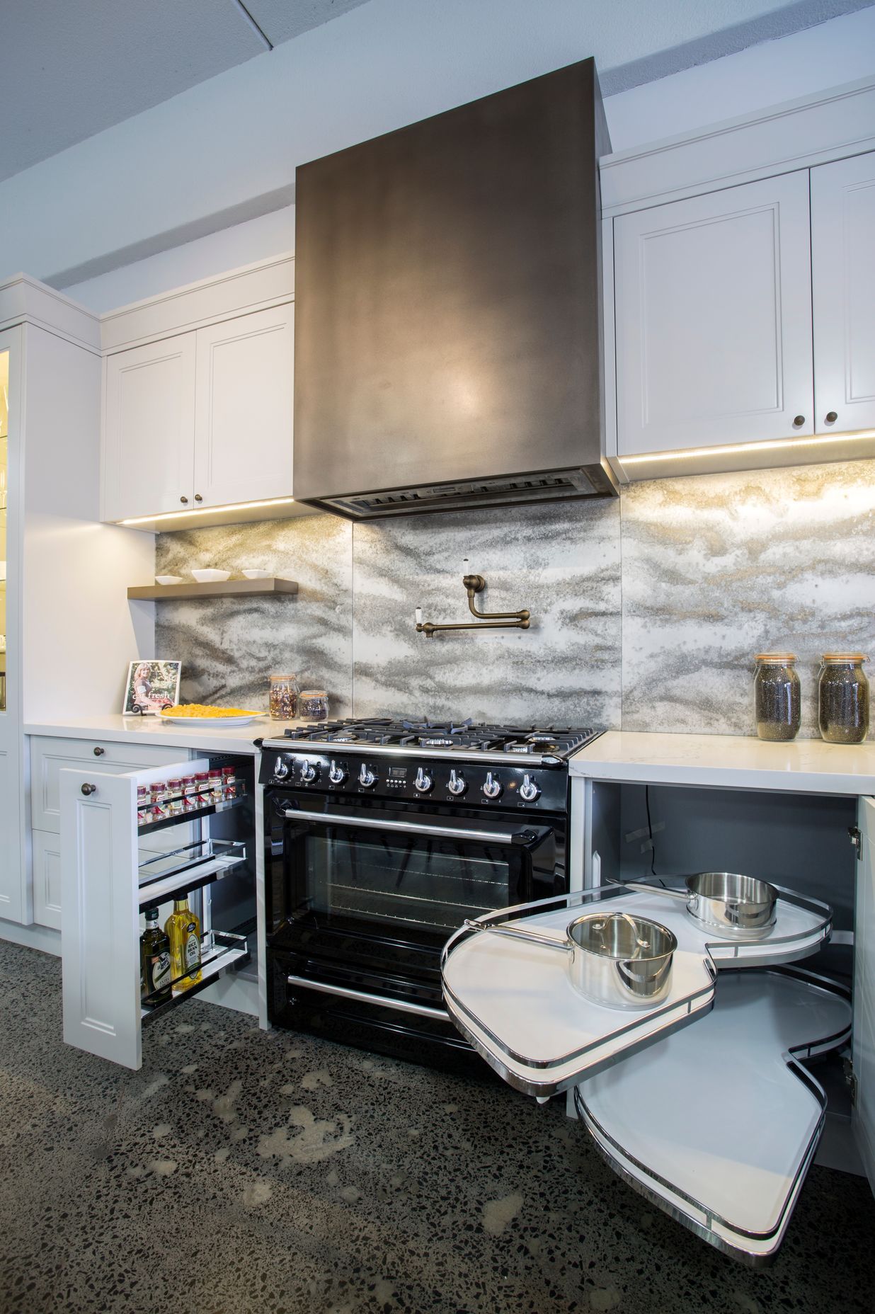 Traditional Studio Kitchen by Sue Gillbanks