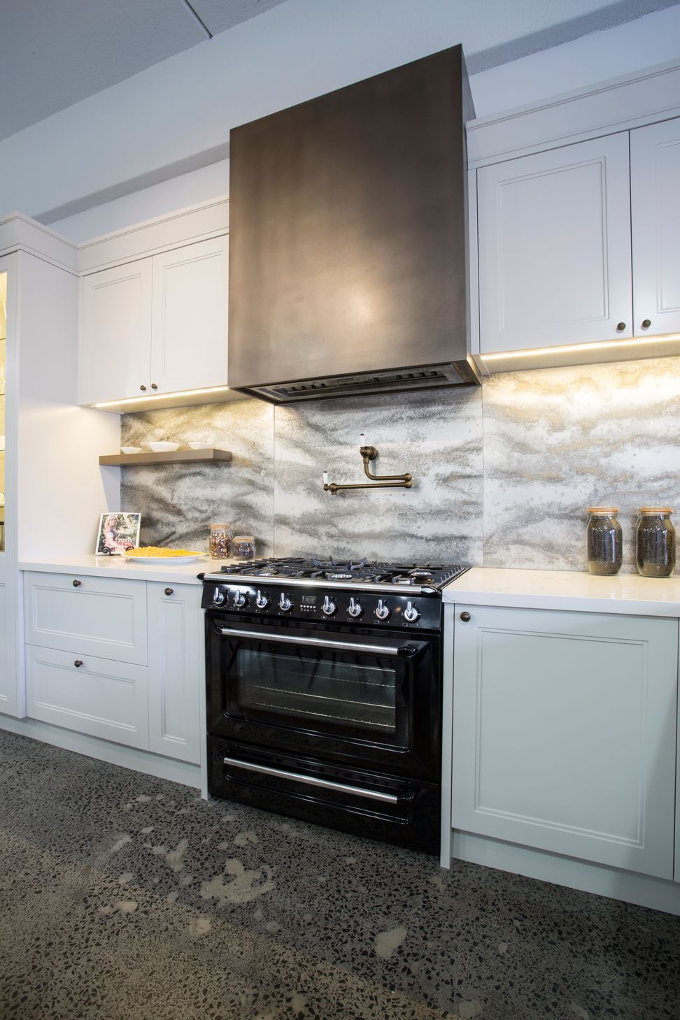Traditional Studio Kitchen by Sue Gillbanks