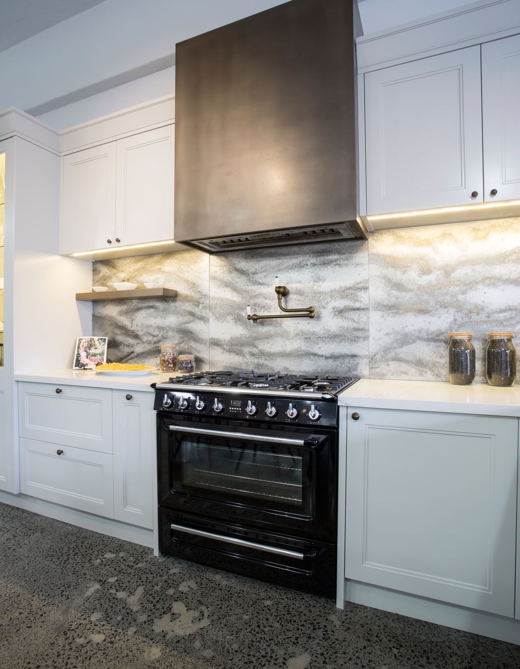 Traditional Studio Kitchen by Sue Gillbanks