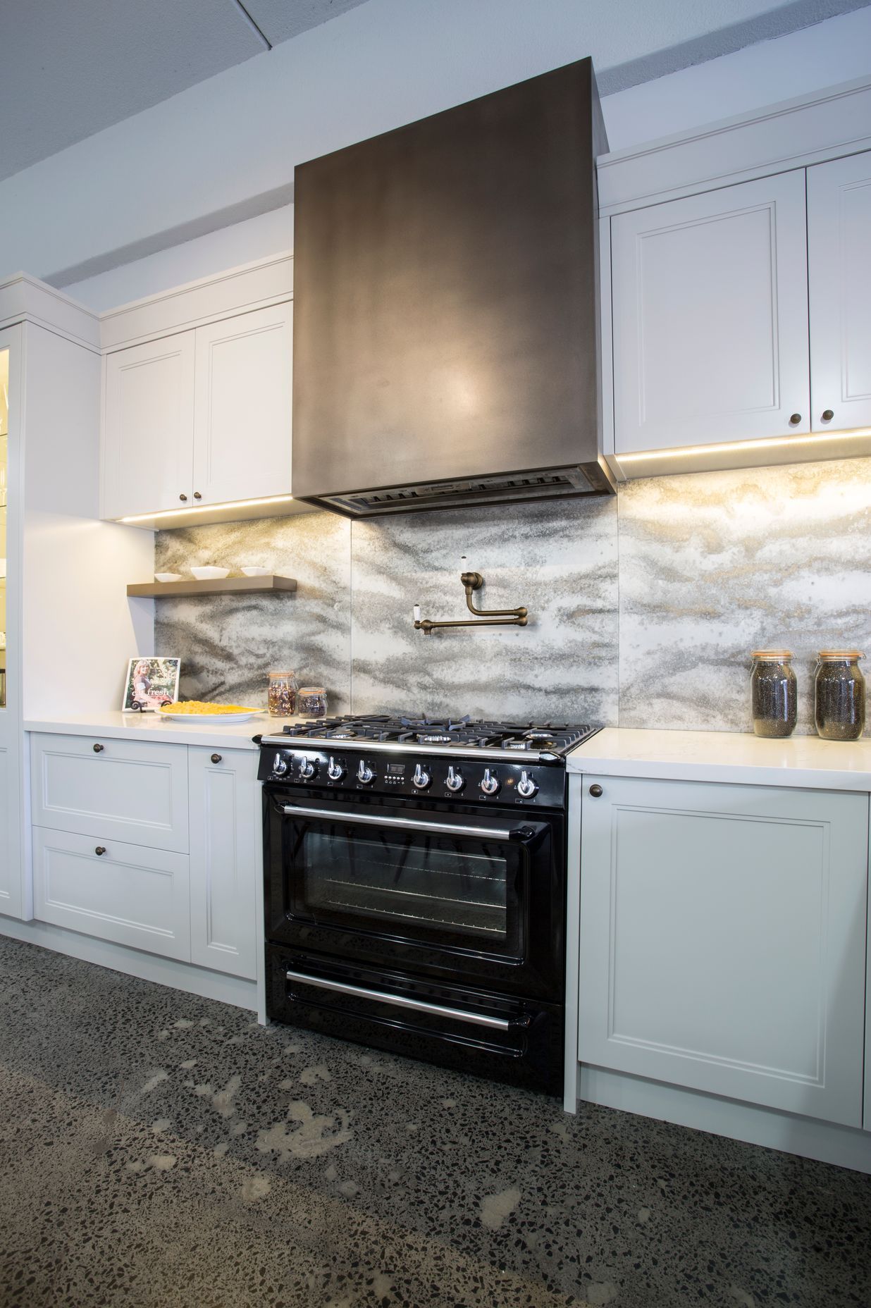 Traditional Studio Kitchen by Sue Gillbanks