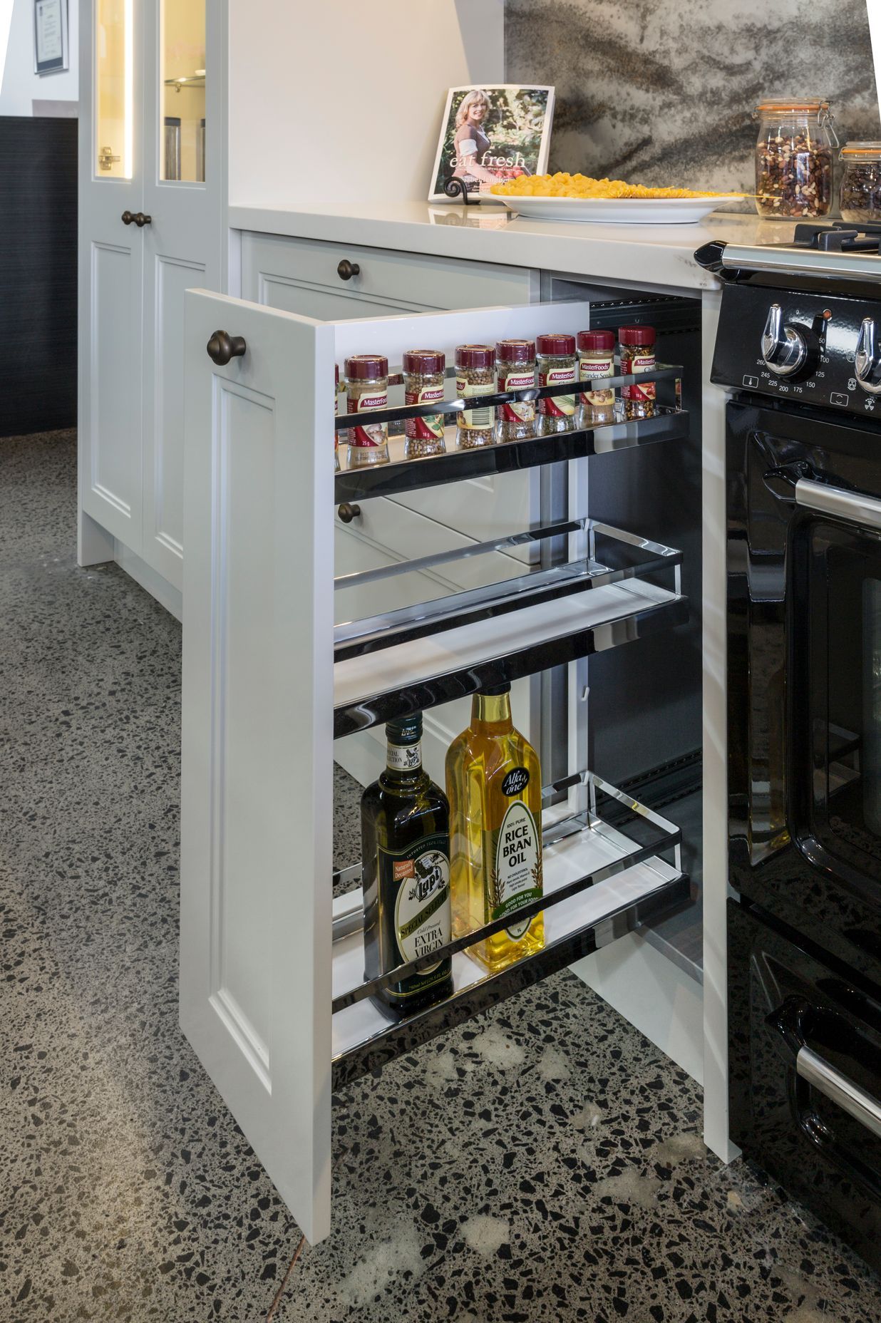 Traditional Studio Kitchen by Sue Gillbanks