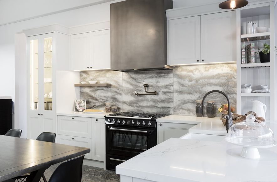 Traditional Studio Kitchen by Sue Gillbanks