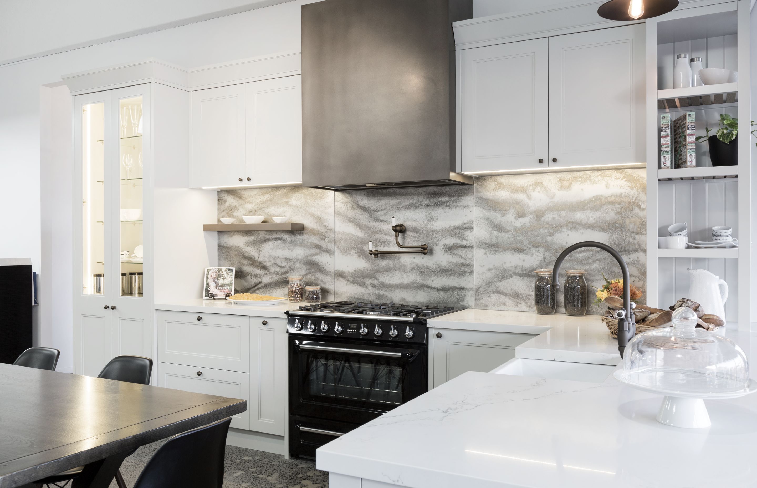 Traditional Studio Kitchen by Sue Gillbanks