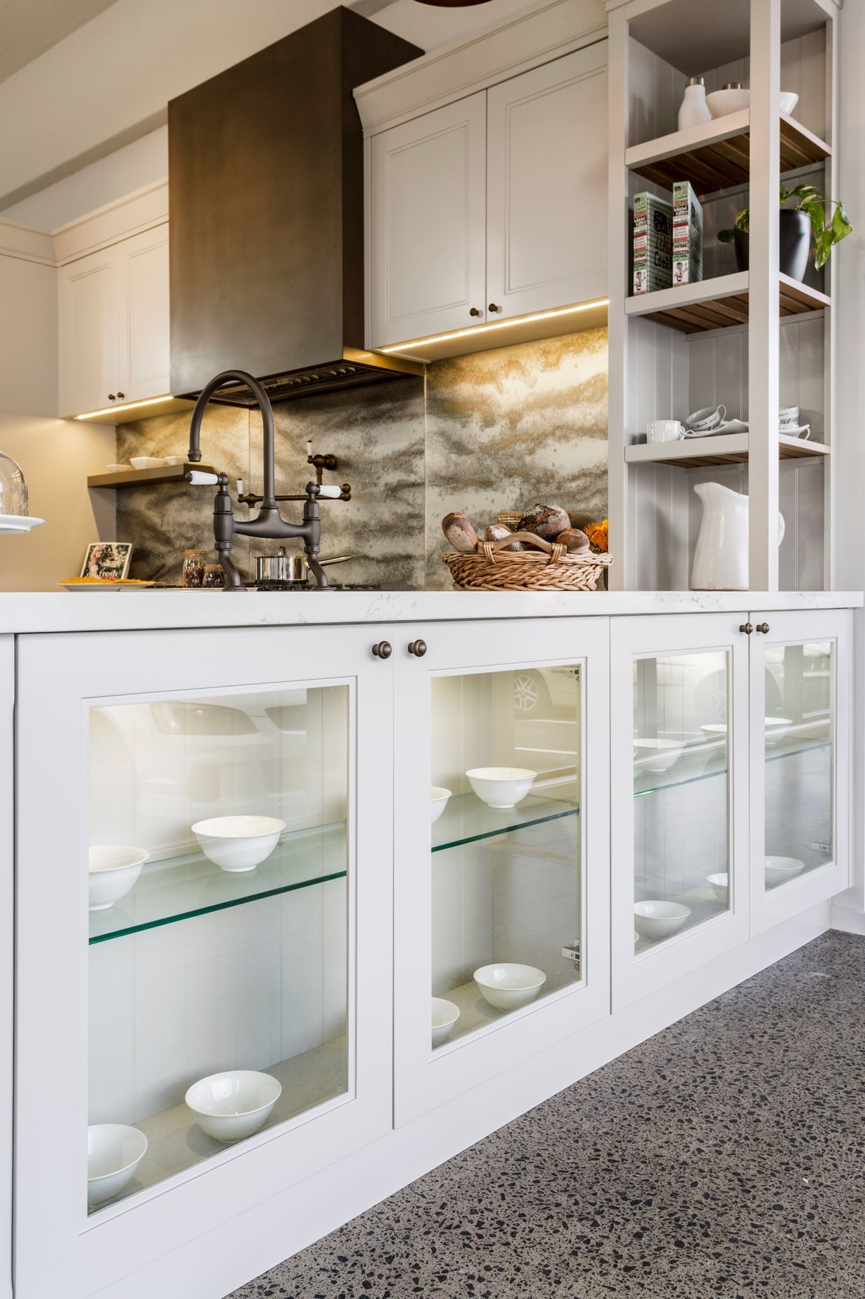 Traditional Studio Kitchen by Sue Gillbanks