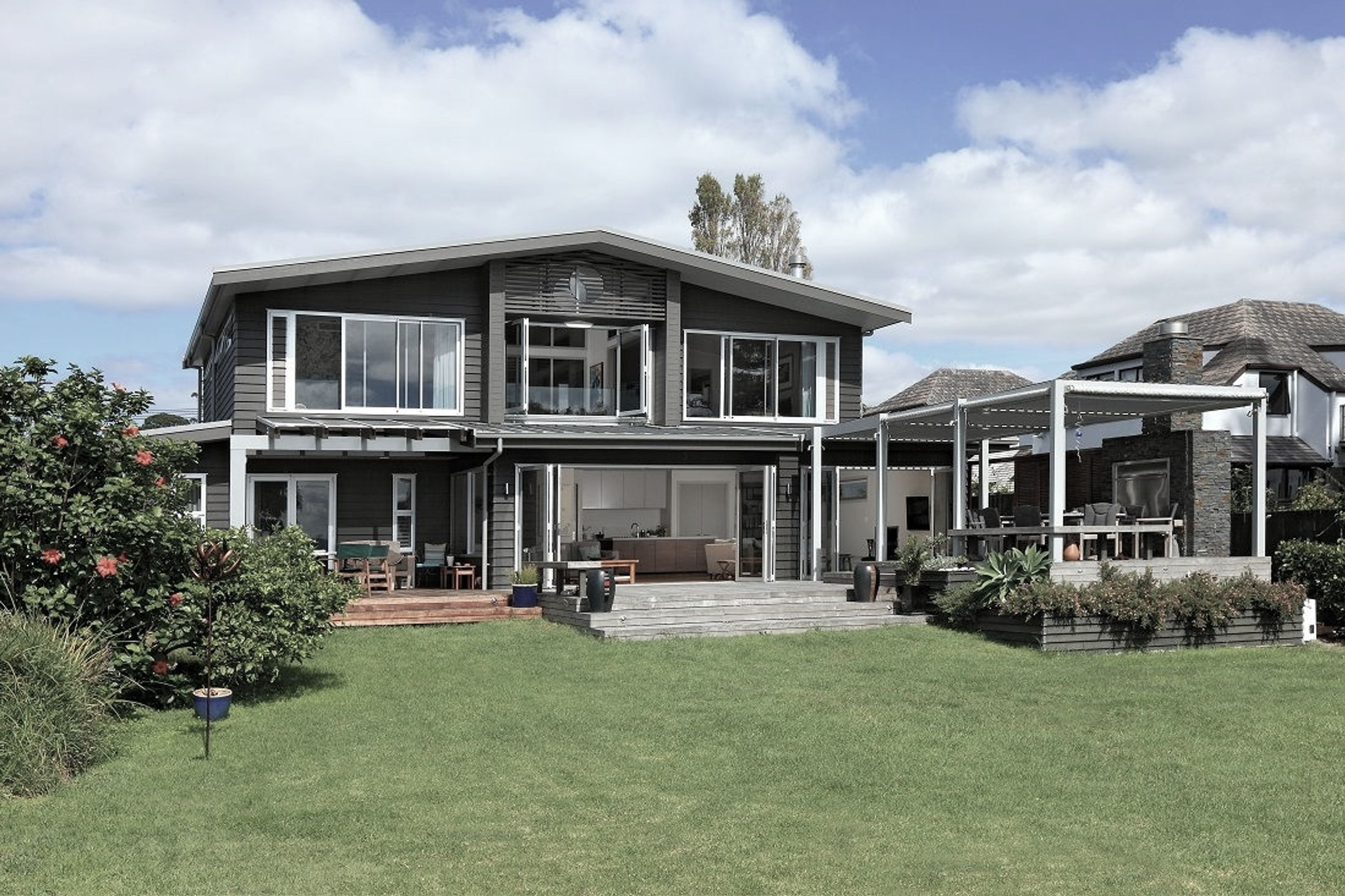 Manly Beach House with 2 Weatherboard Profiles
