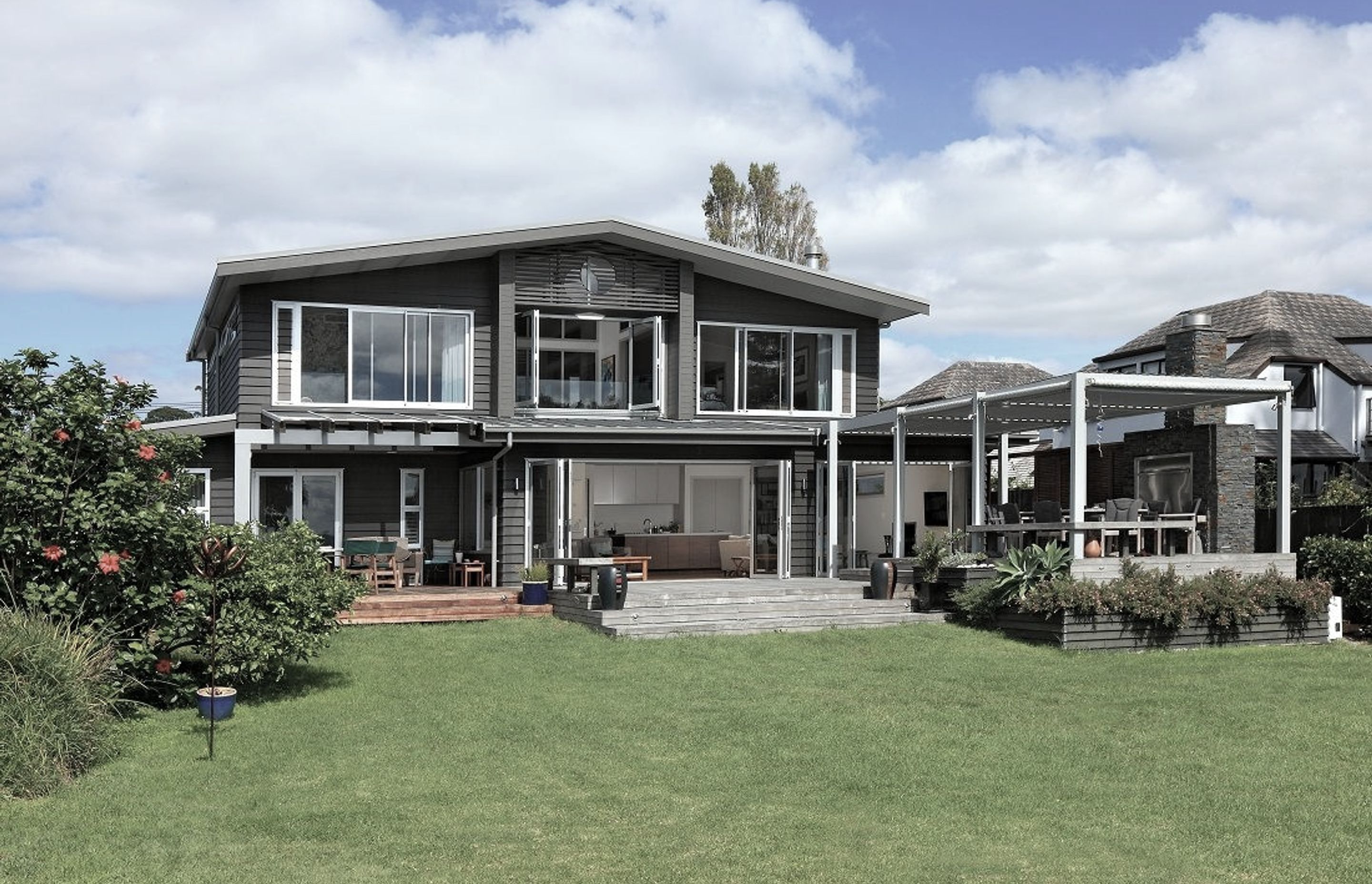 Manly Beach House with 2 Weatherboard Profiles