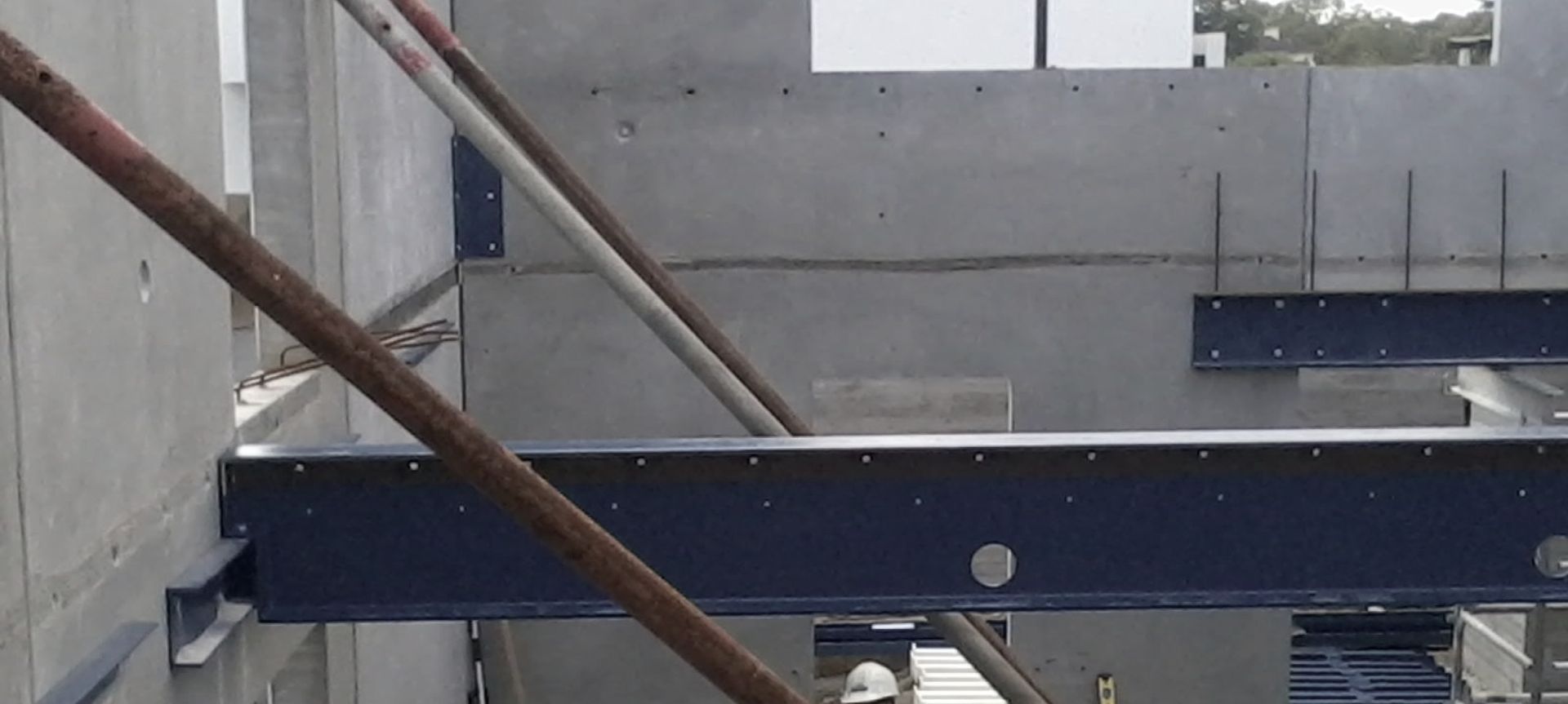 8073 Latham banner