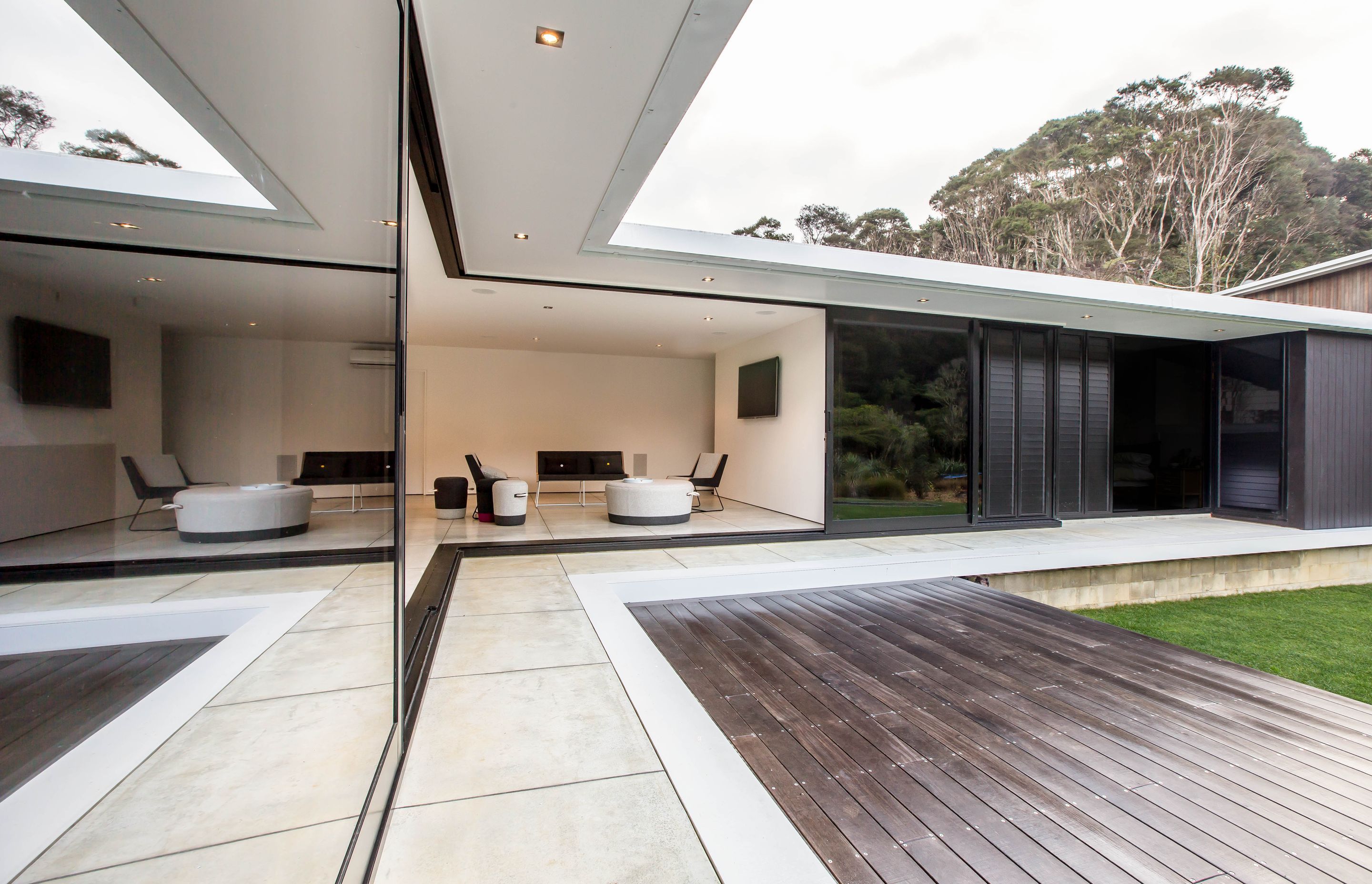 V House by CHRIS TATE