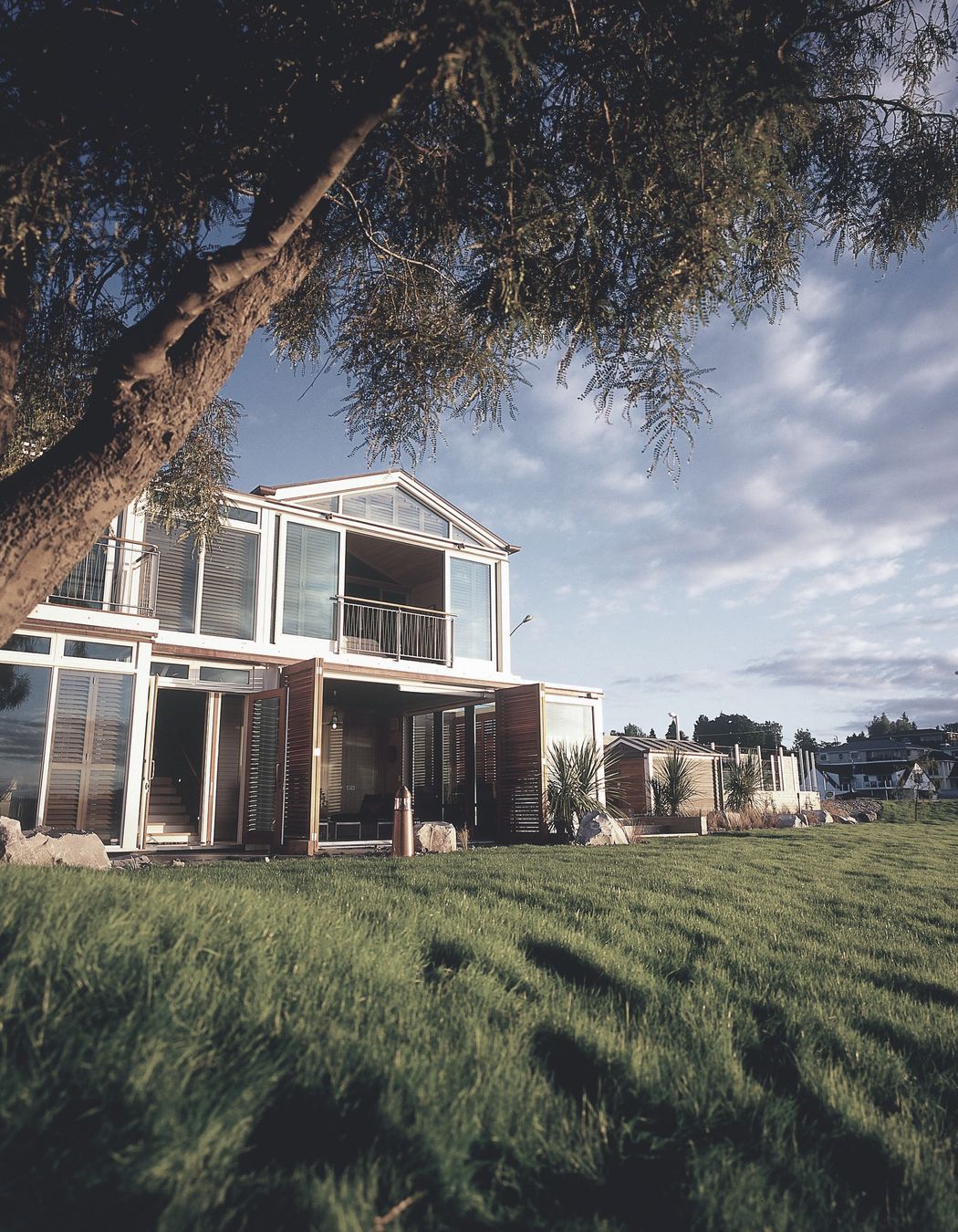 LAKESIDE BOUTIQUE ACCOMMODATION