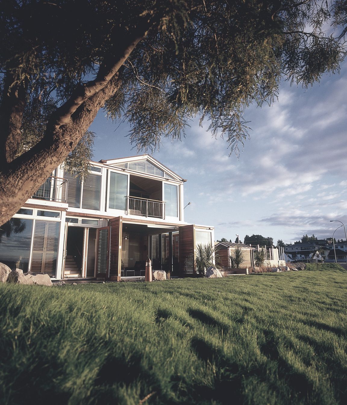 LAKESIDE BOUTIQUE ACCOMMODATION