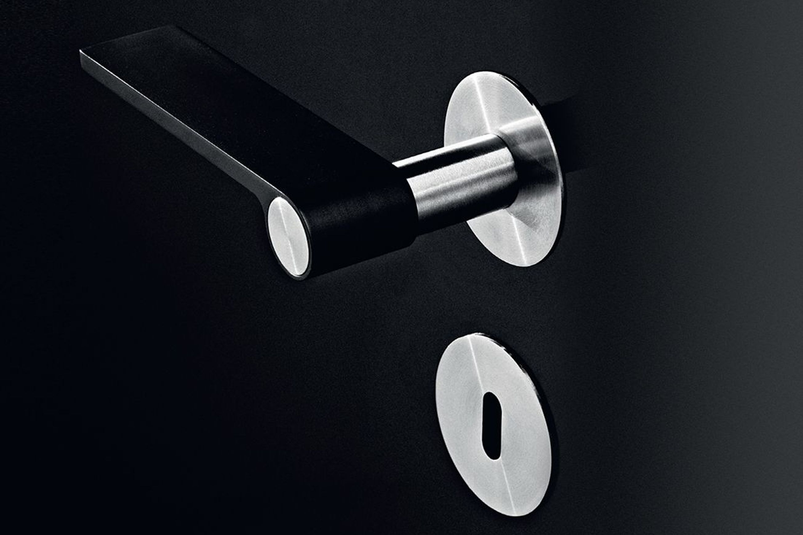 'Outline Black' Lever Handle on Standard Rose