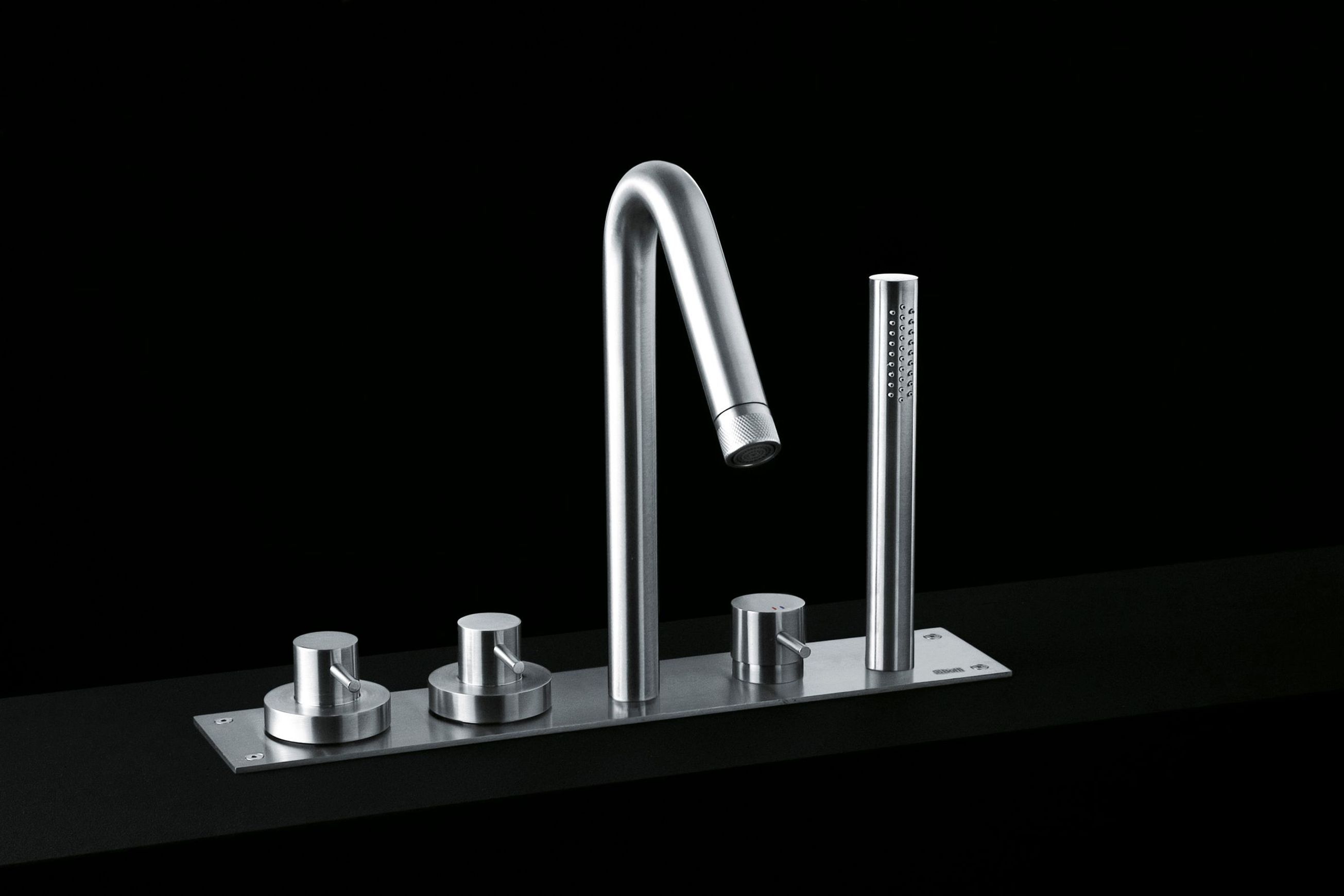 Minimal Deck-mounted Tap Set For Bathtub
