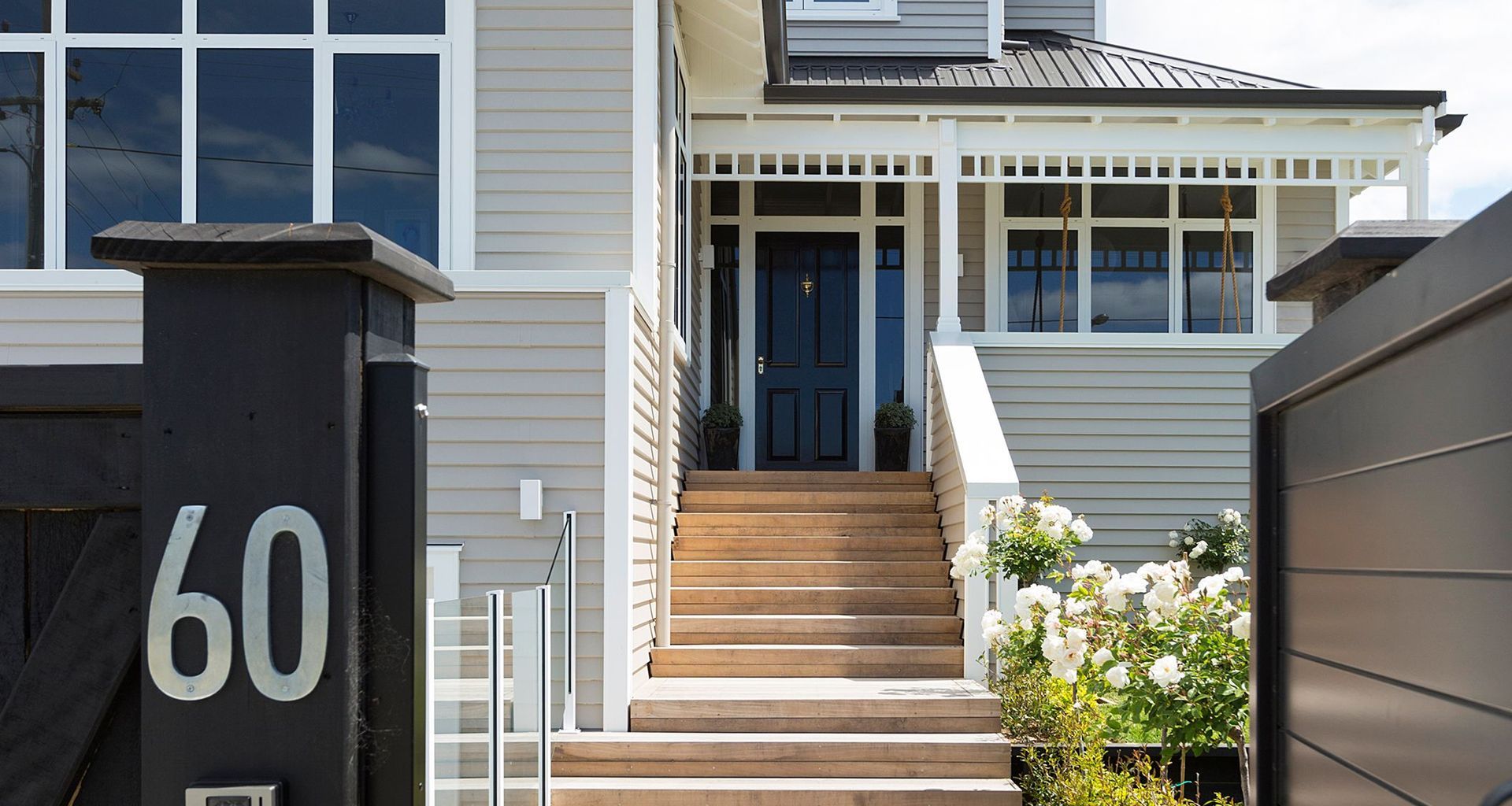 Omanu Beach House banner