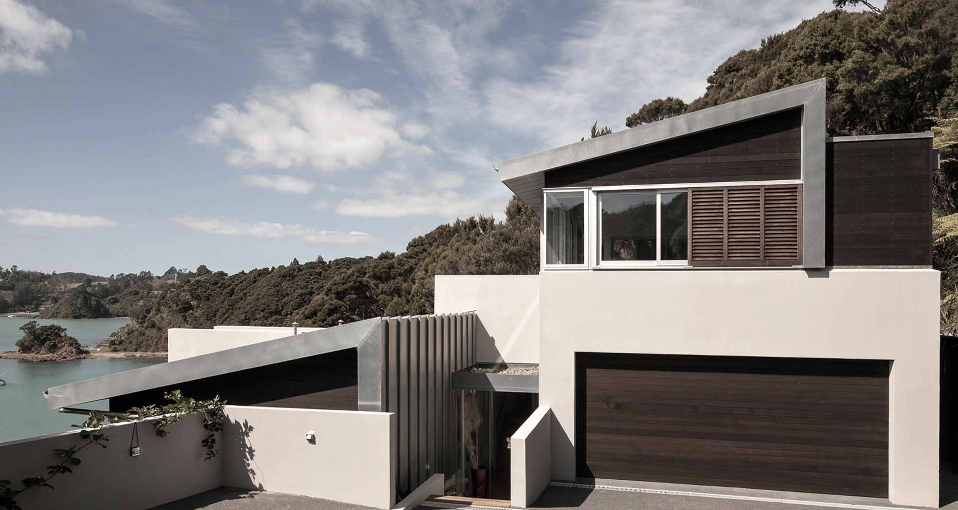 Pomare Bay House banner