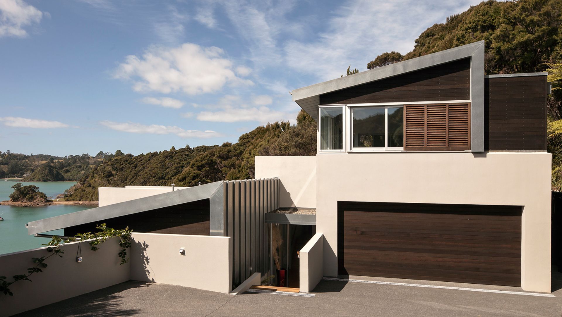 Pomare Bay House banner