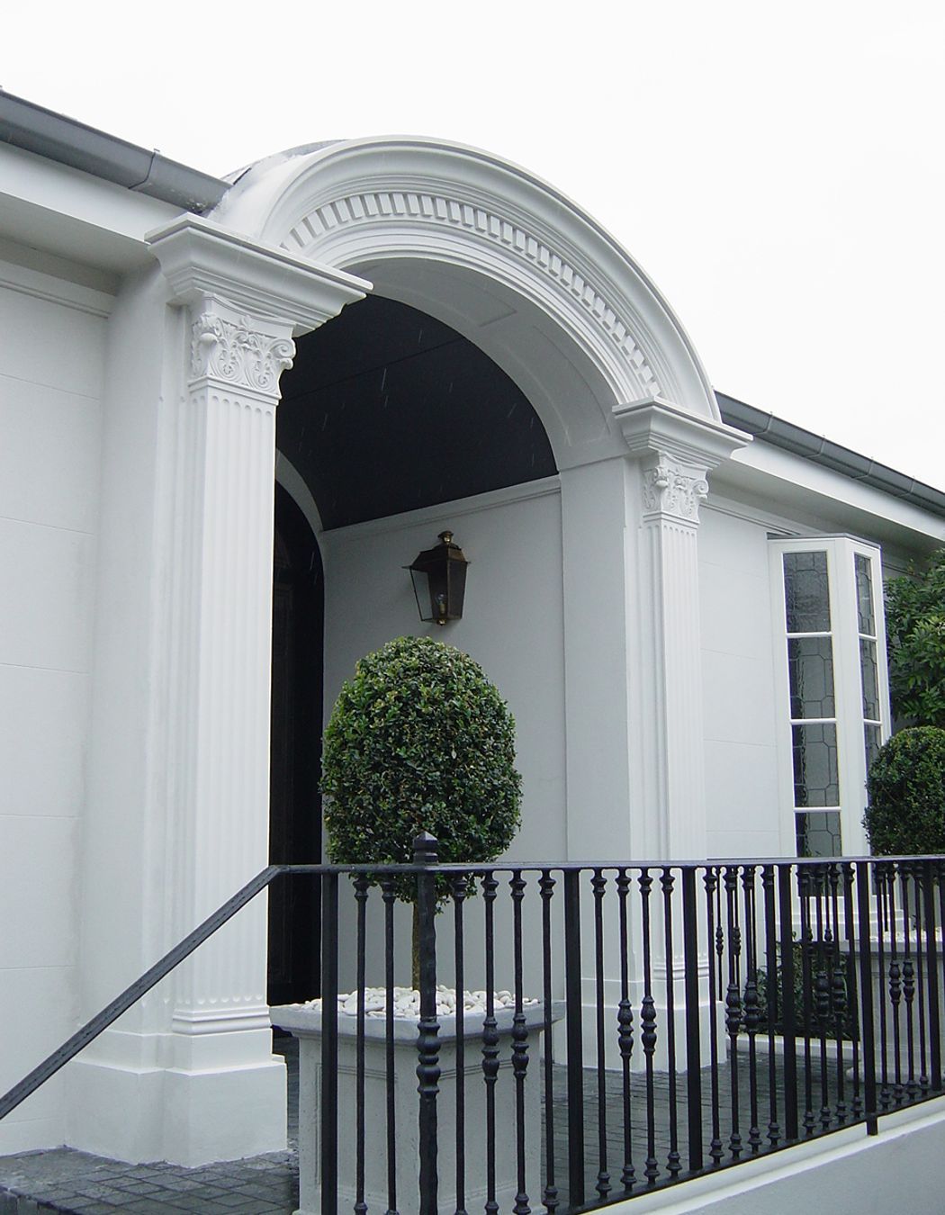 Entrance with cornice moulding