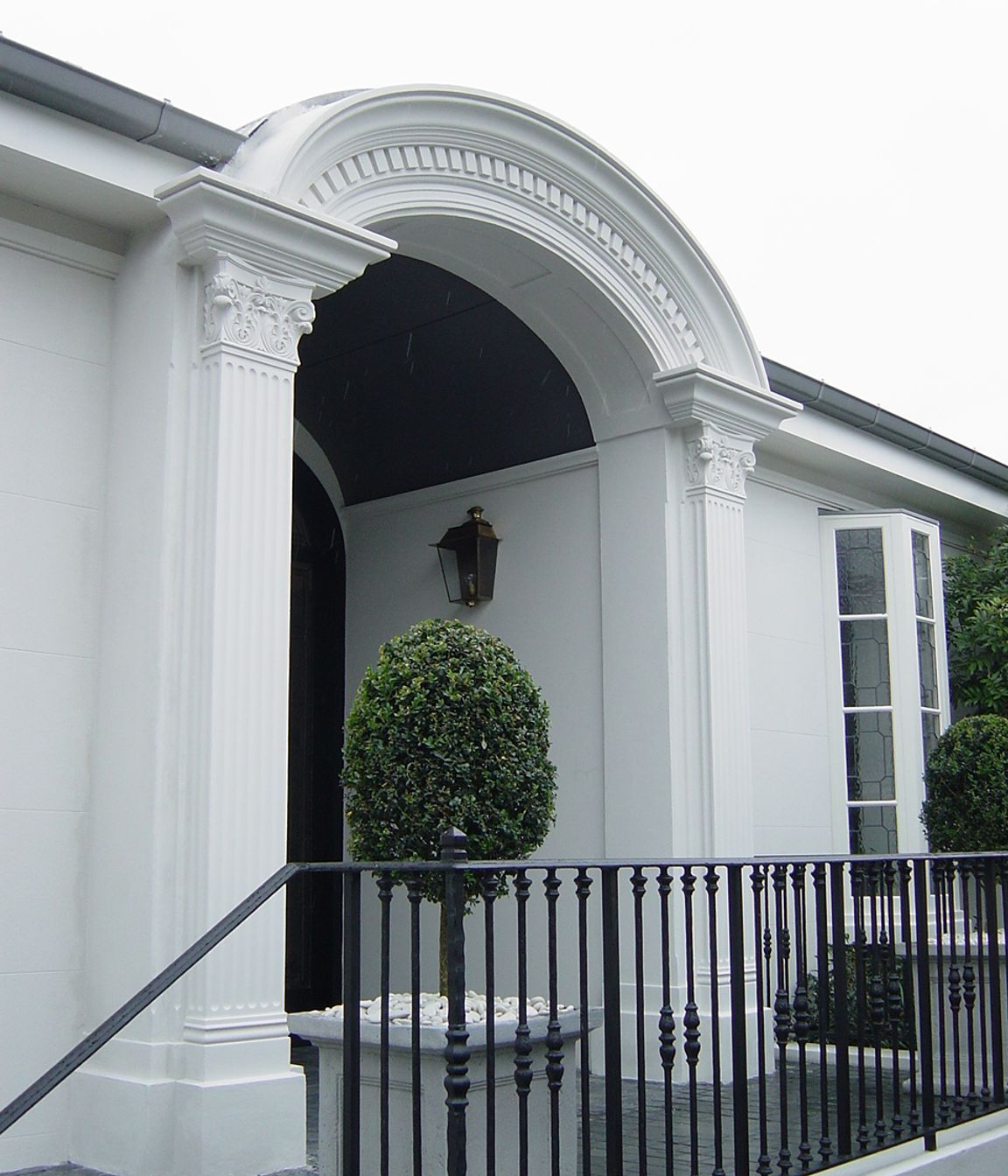 Entrance with cornice moulding