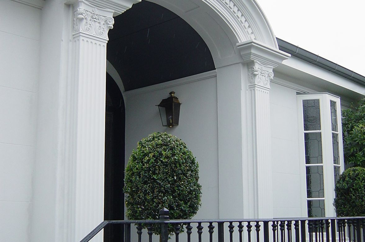 Entrance With Cornice Moulding