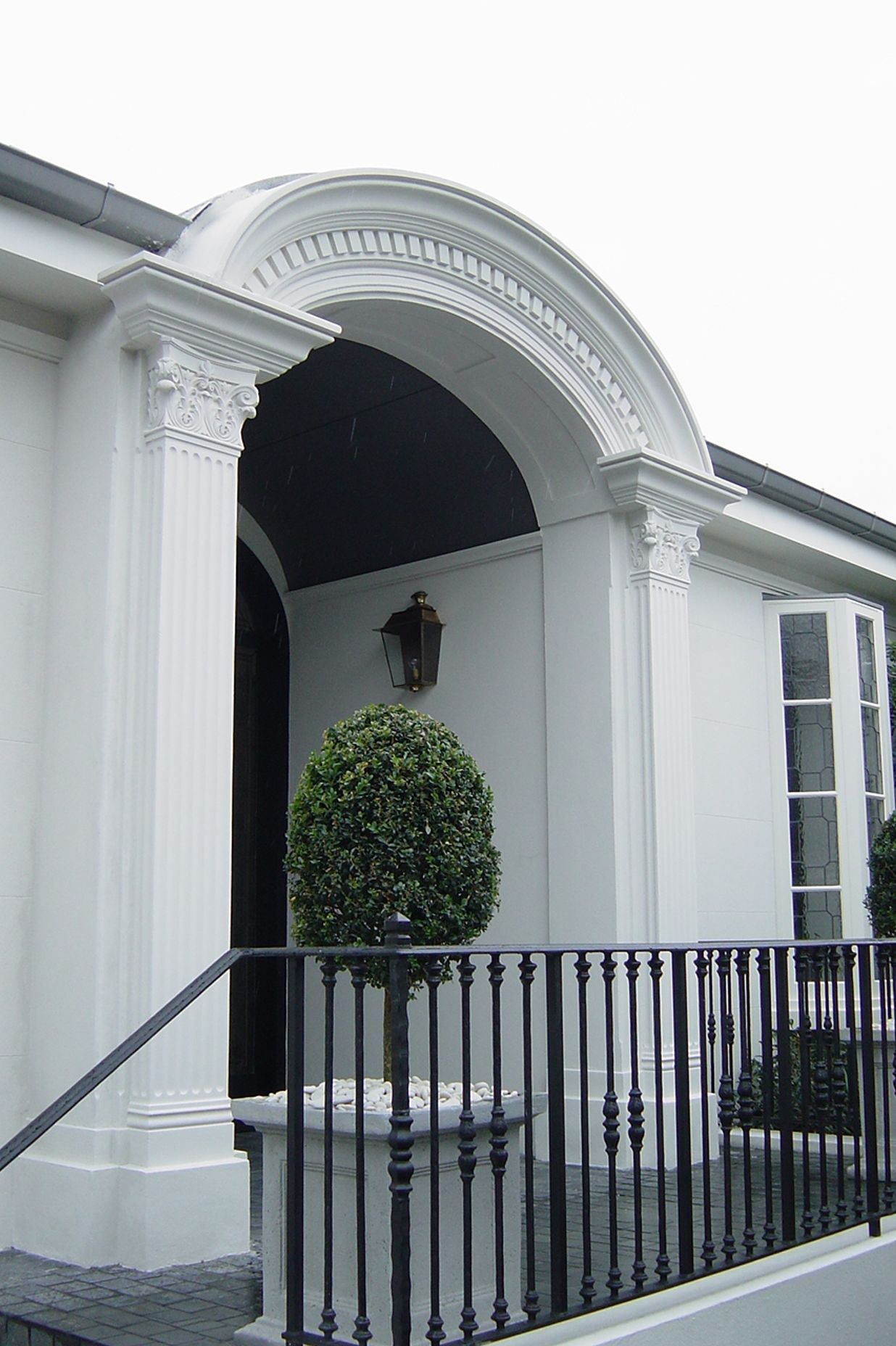 Entrance with cornice moulding