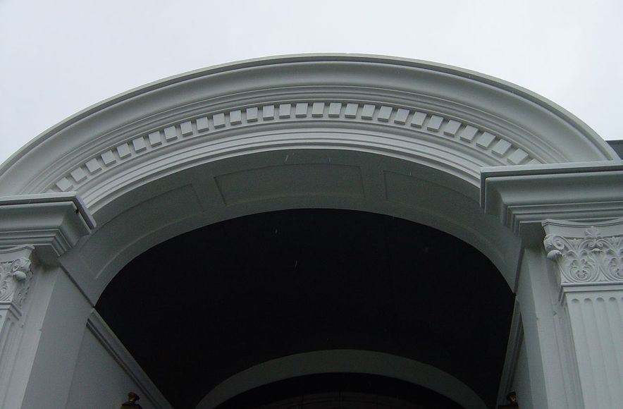 Entrance With Cornice Moulding
