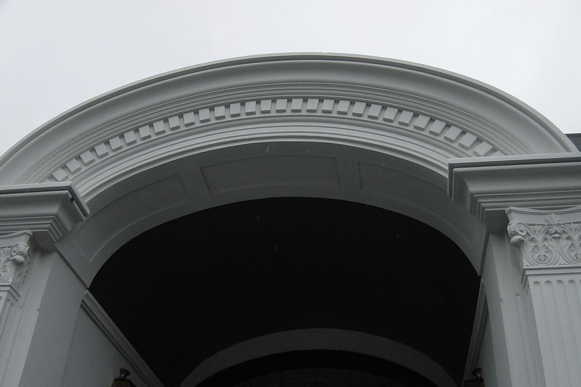 Entrance with cornice moulding