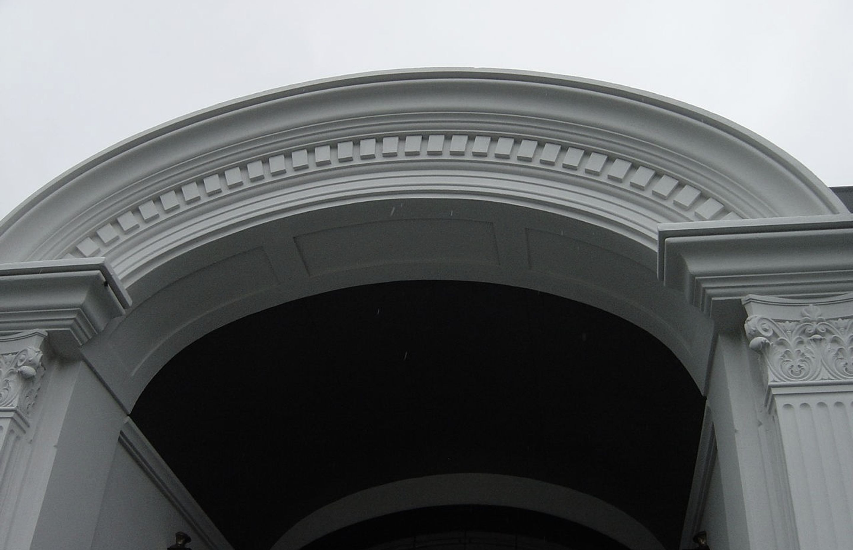 Entrance with cornice moulding