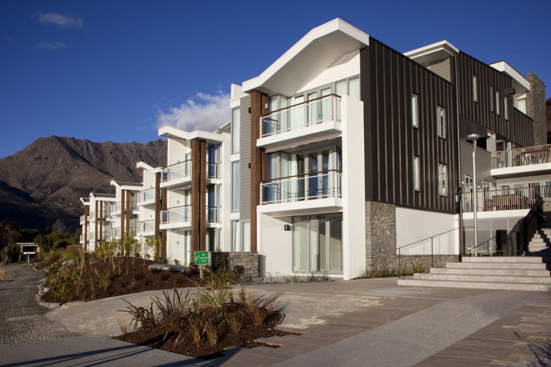 Lakeside West Apartments