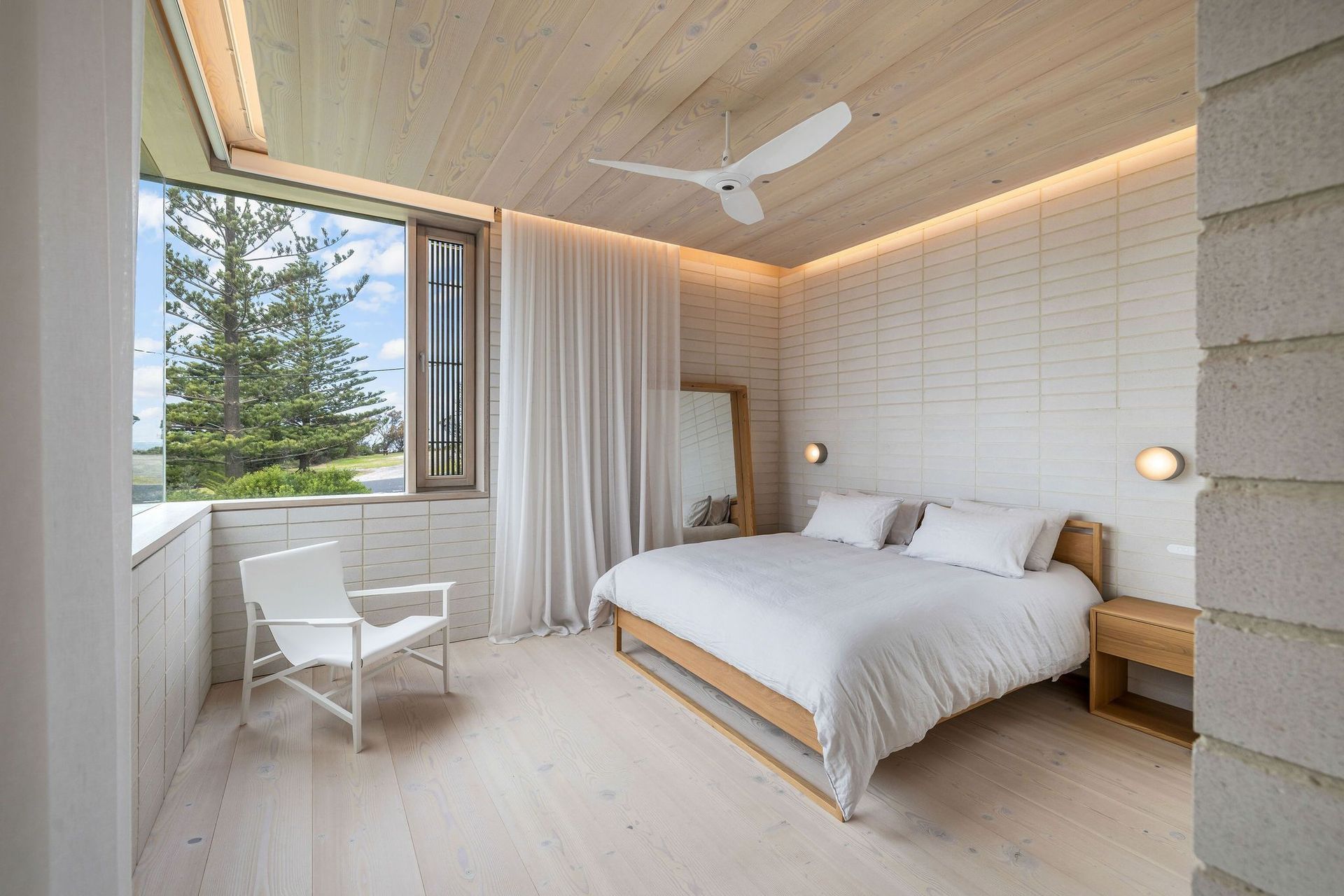 The interior accentuates the clever effect of serenity and calm that the exterior highlights so effortlessly.