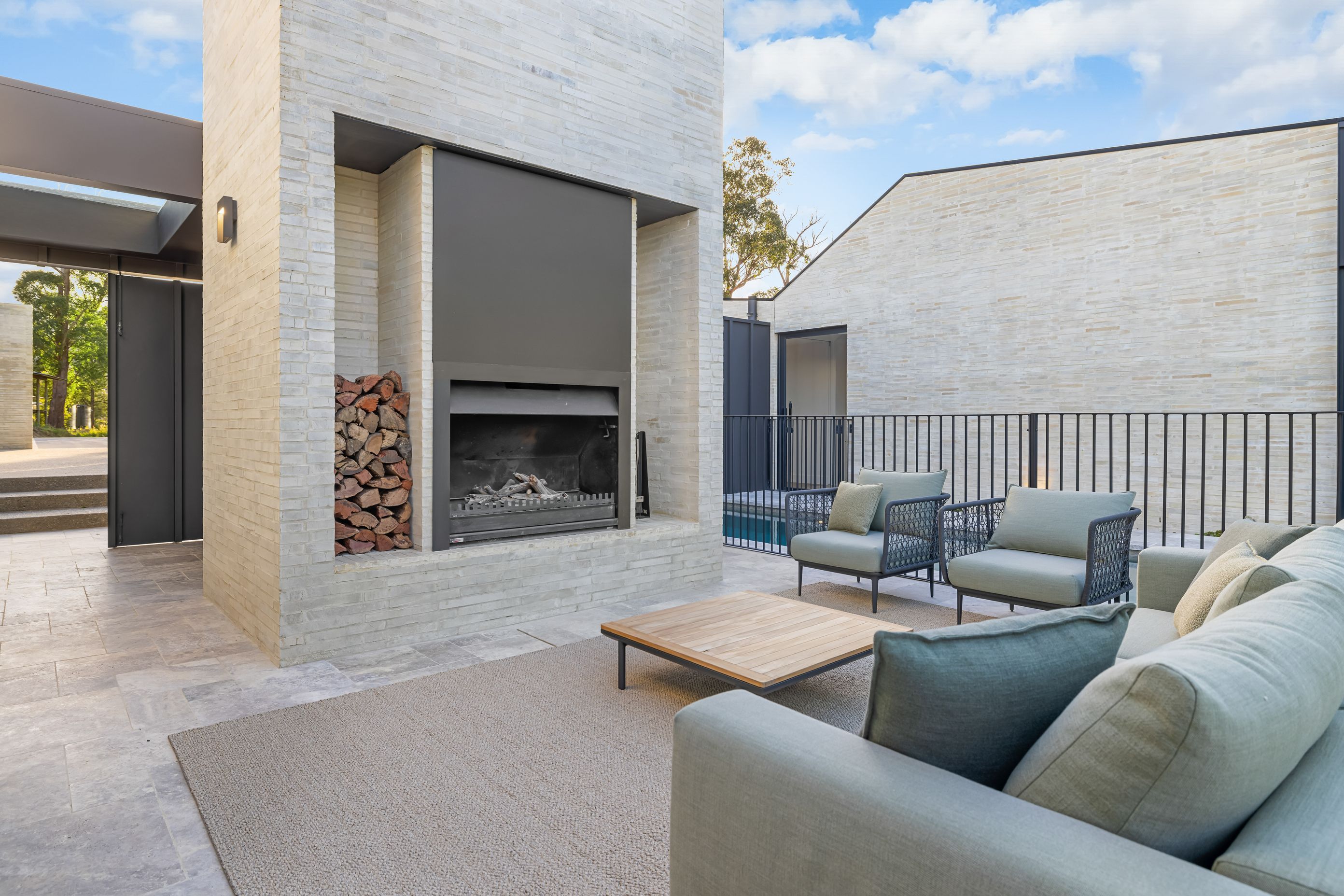 A central fireplace creates a cosy atmosphere in the courtyard