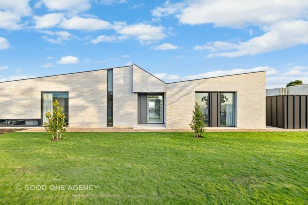 Handmade bricks harmonise with the landscape palette