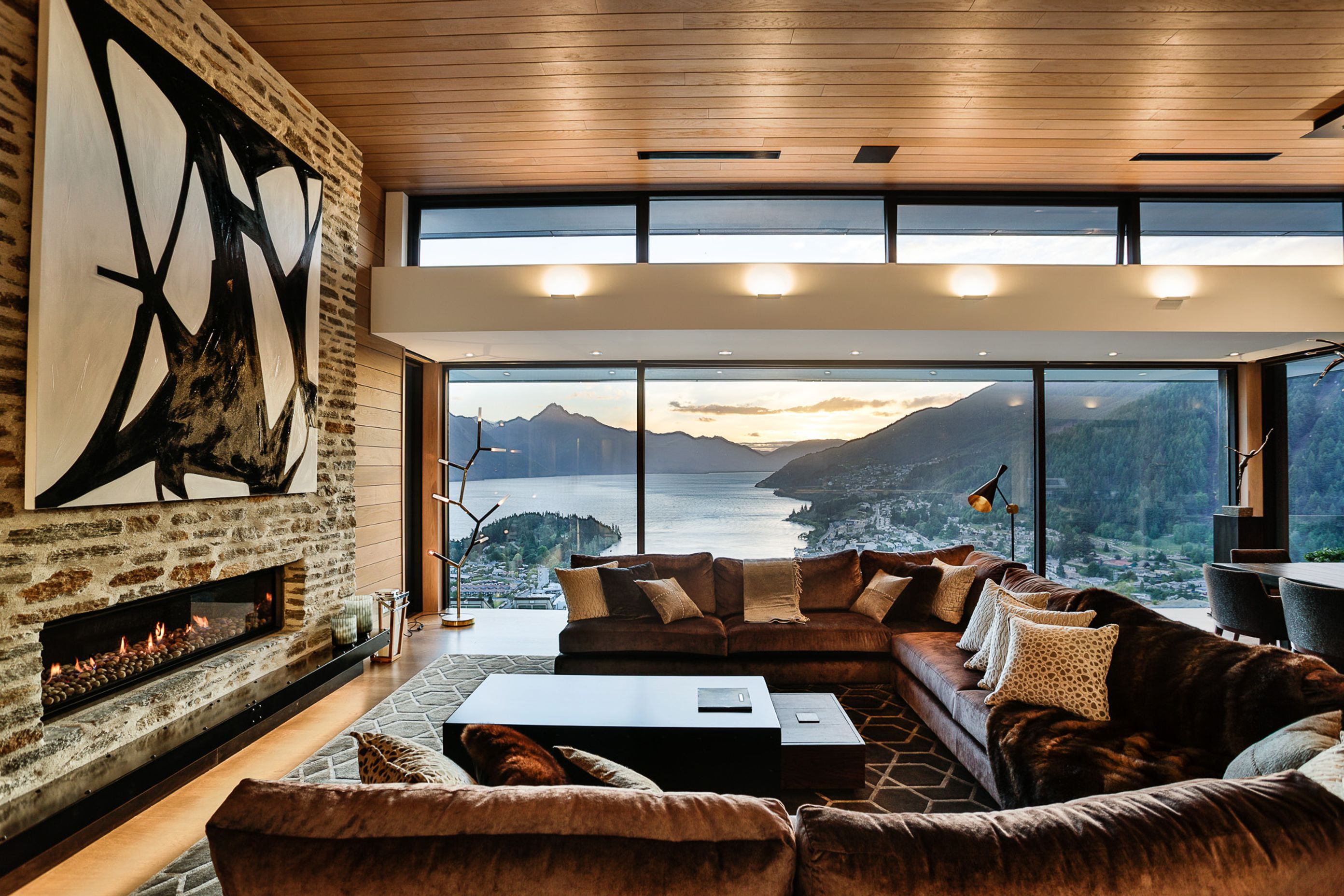 The view speaks for itself in this warm and inviting space. | Photography: Jamie Cobel