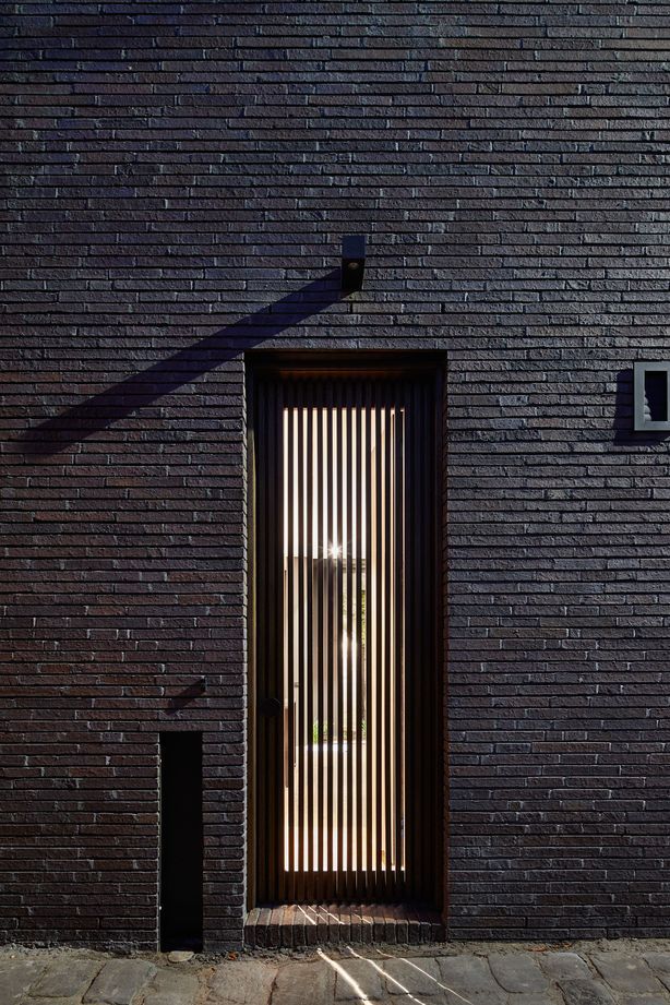 There’s a playful union between new and old here, a juxtaposition of light and dark, of past and future that just makes sense given the historic context of the build.