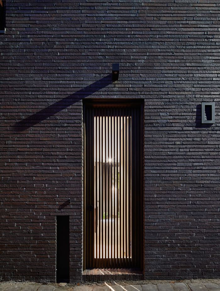 There’s a playful union between new and old here, a juxtaposition of light and dark, of past and future that just makes sense given the historic context of the build.