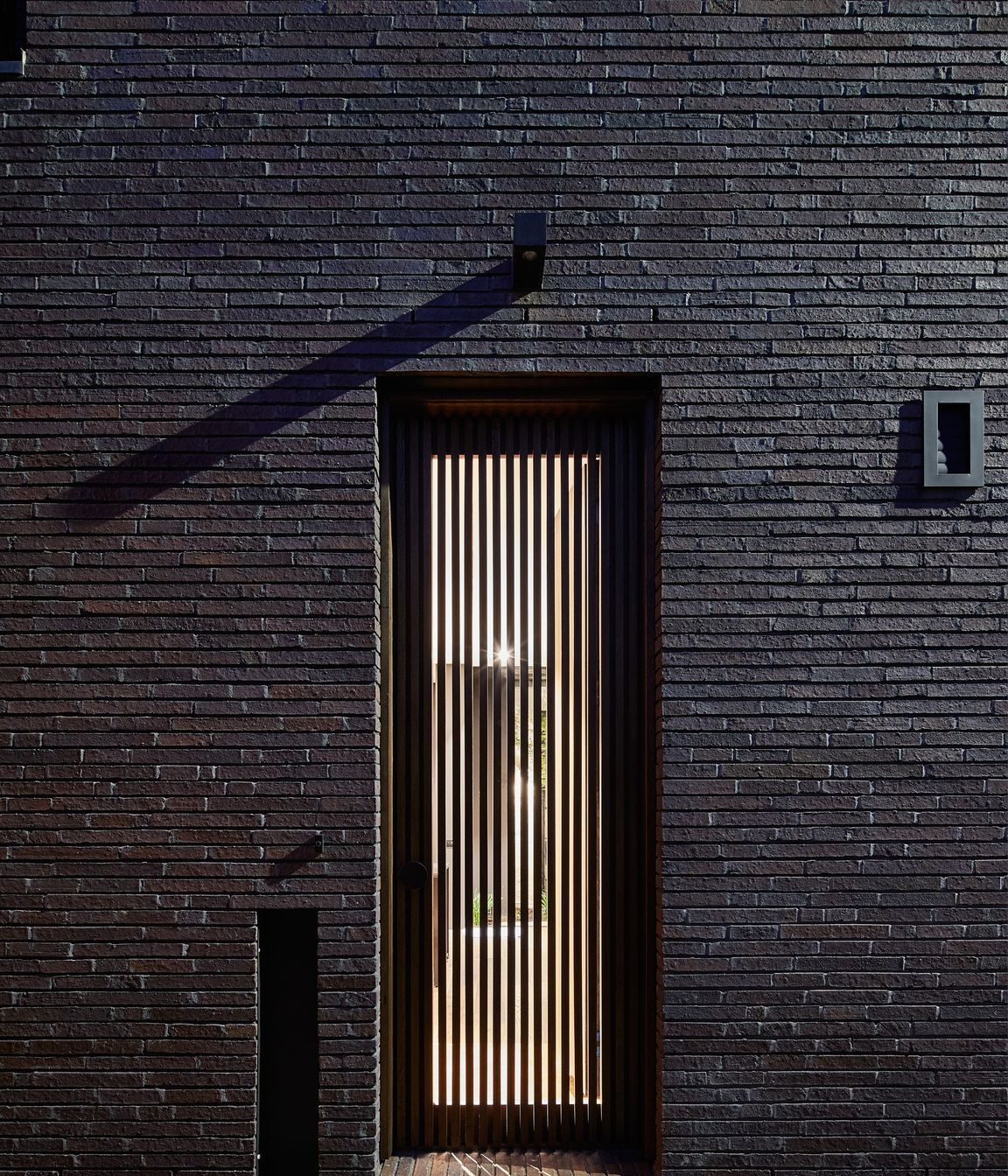There’s a playful union between new and old here, a juxtaposition of light and dark, of past and future that just makes sense given the historic context of the build.
